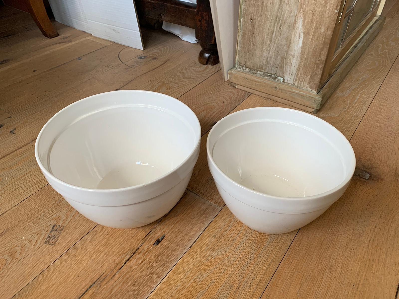 Pair of 20th Century Ceramic White Bowls In Good Condition For Sale In Atlanta, GA