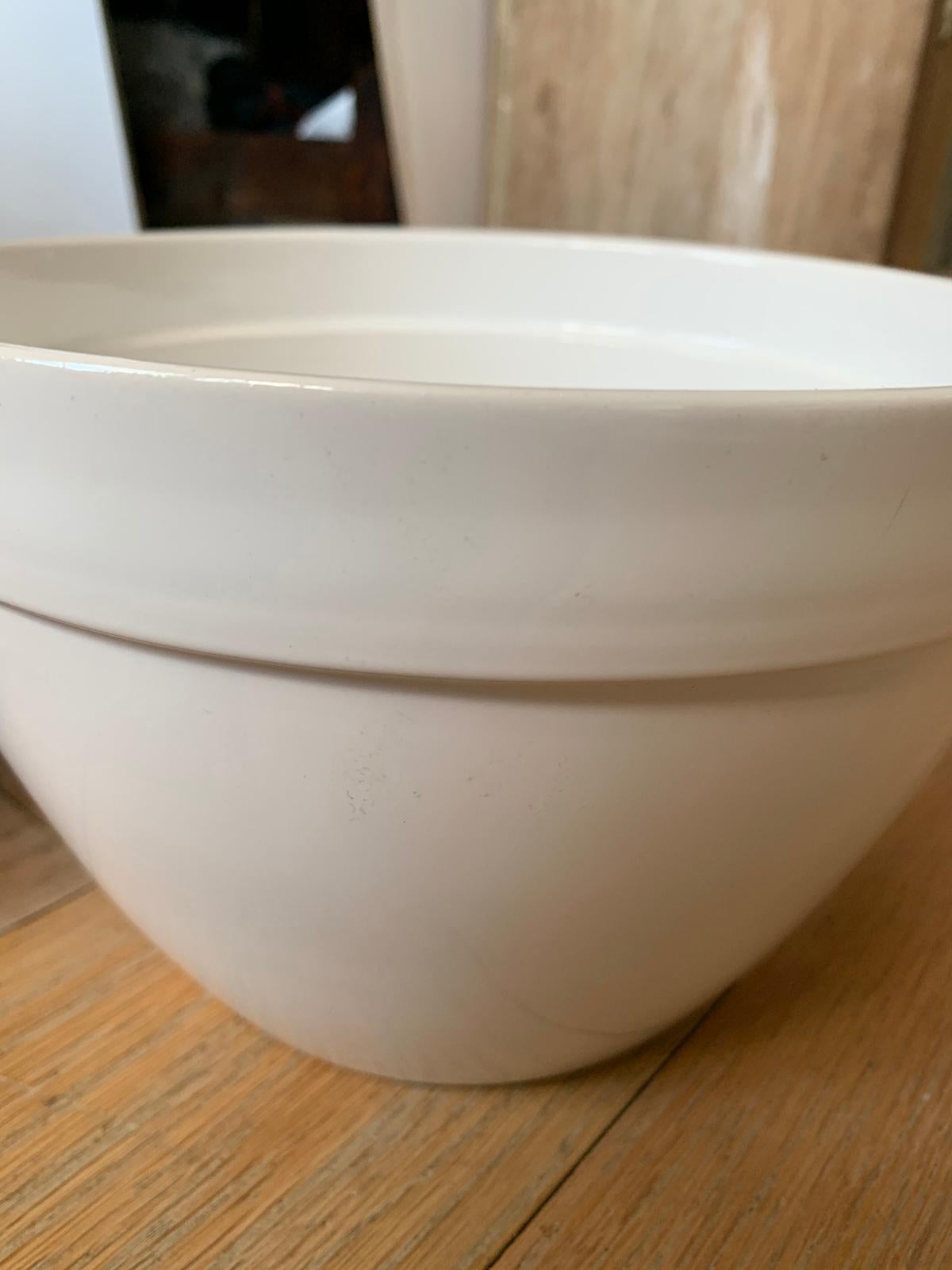 Pair of 20th Century Ceramic White Bowls For Sale 5