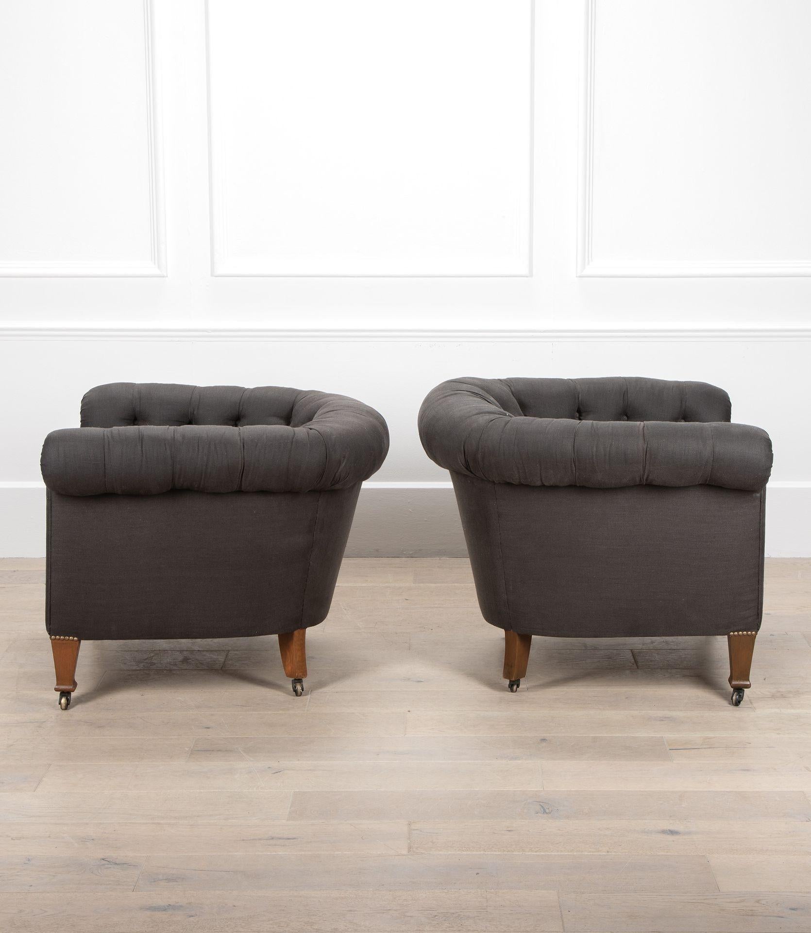 Anglais Paire de fauteuils Chesterfield du 20e siècle en vente