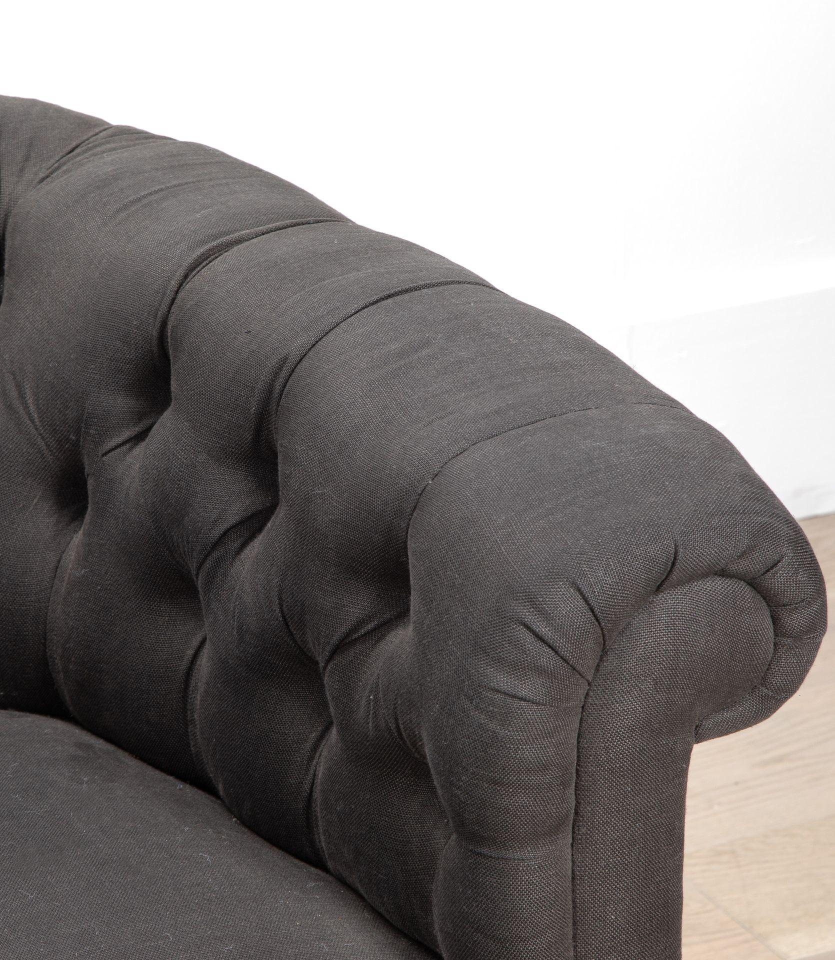 Tissu Paire de fauteuils Chesterfield du 20e siècle en vente