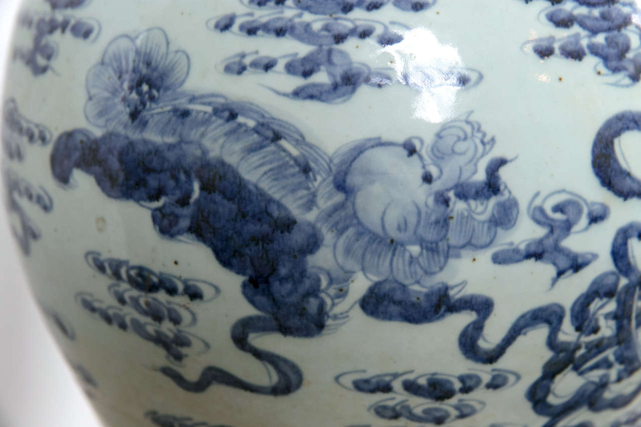 Hand-Painted Pair of 20th Century Chinese Blue and White Covered Jars For Sale