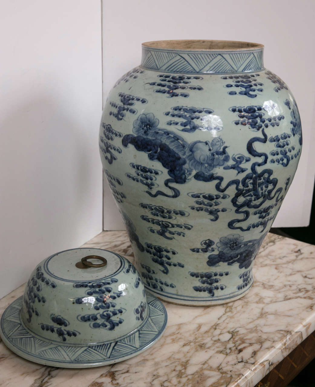 Porcelain Pair of 20th Century Chinese Blue and White Covered Jars For Sale