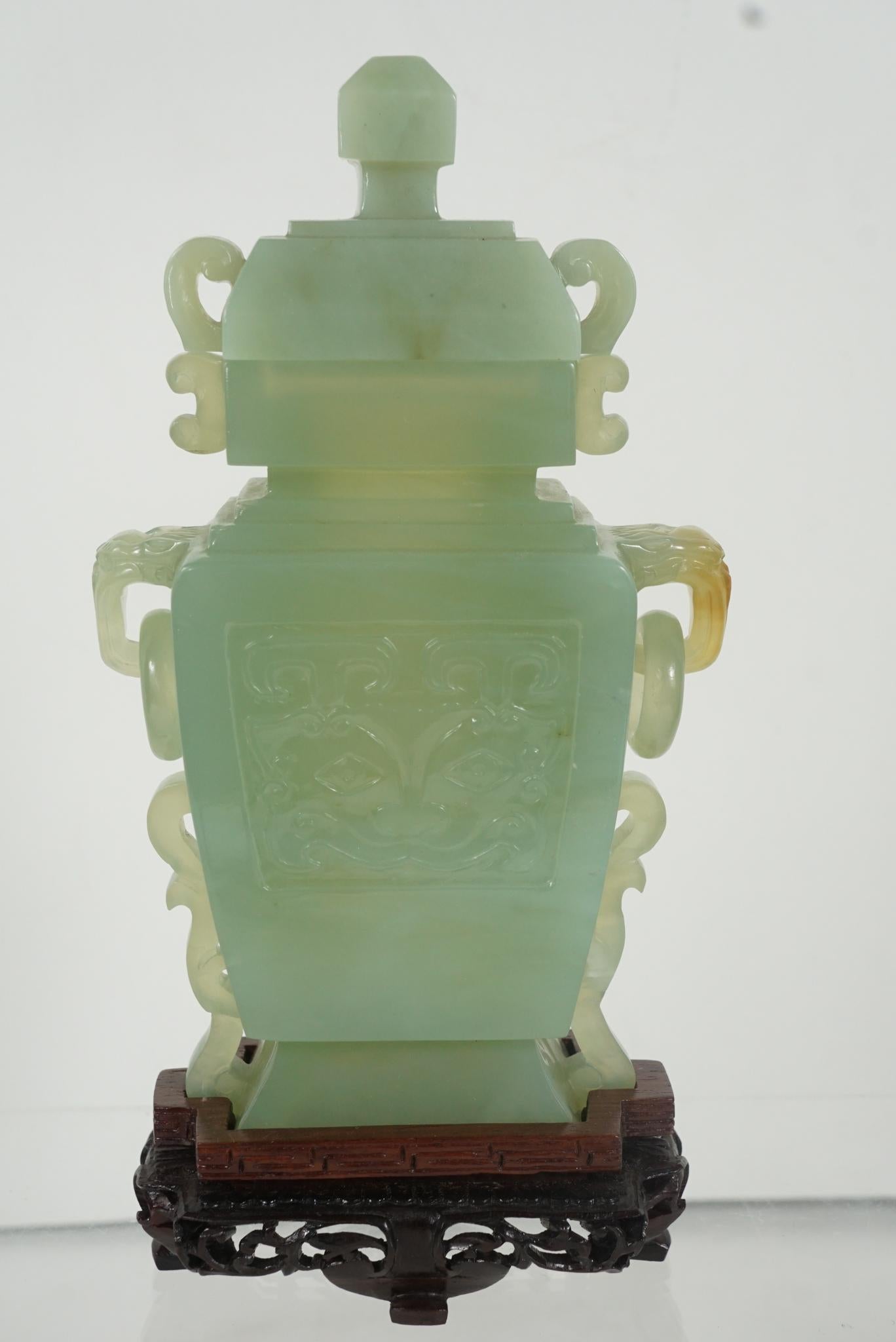 Chinois Paire d'urnes à couvercle en bowenite sculpté du 20e siècle. en vente