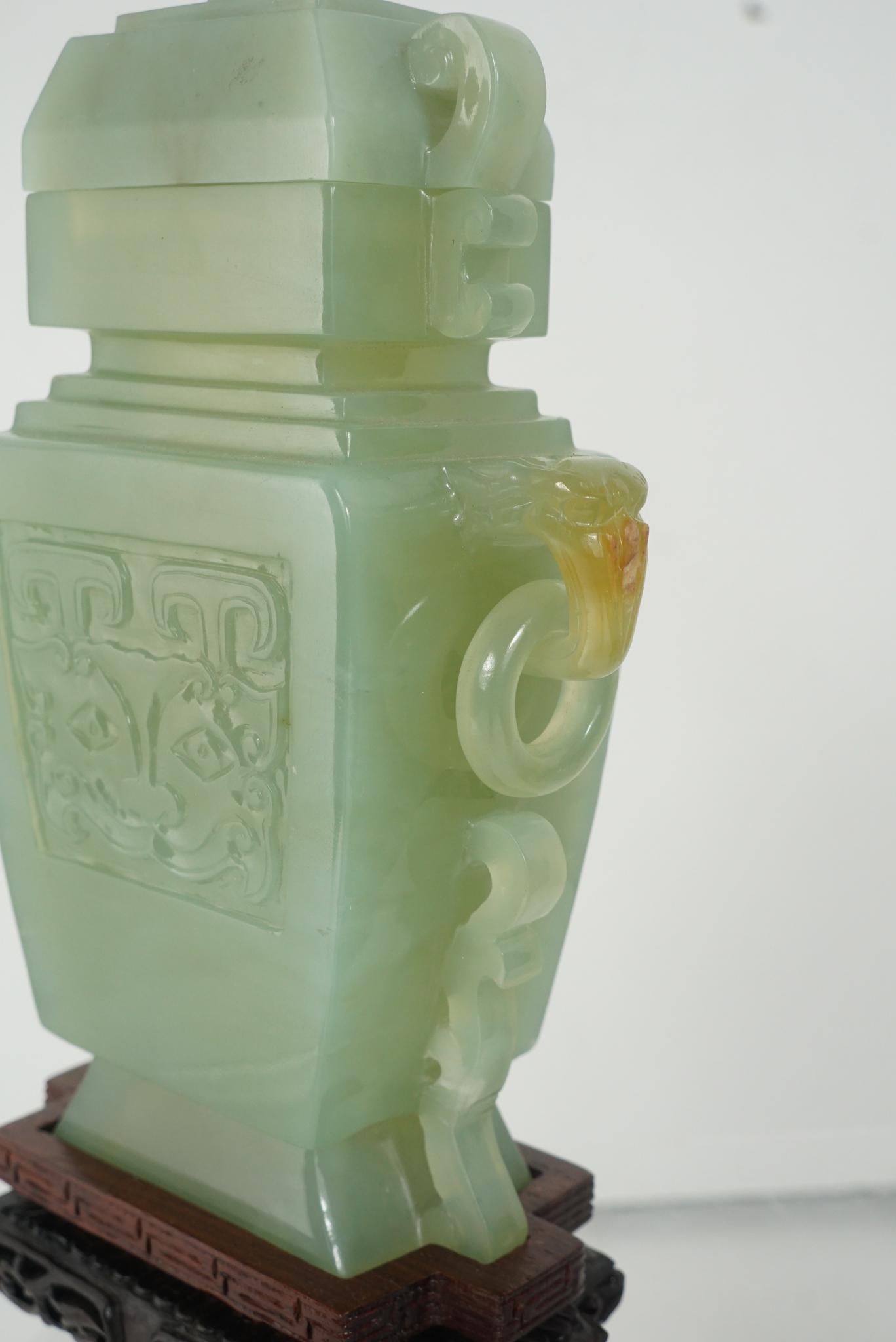 Pierre Paire d'urnes à couvercle en bowenite sculpté du 20e siècle. en vente
