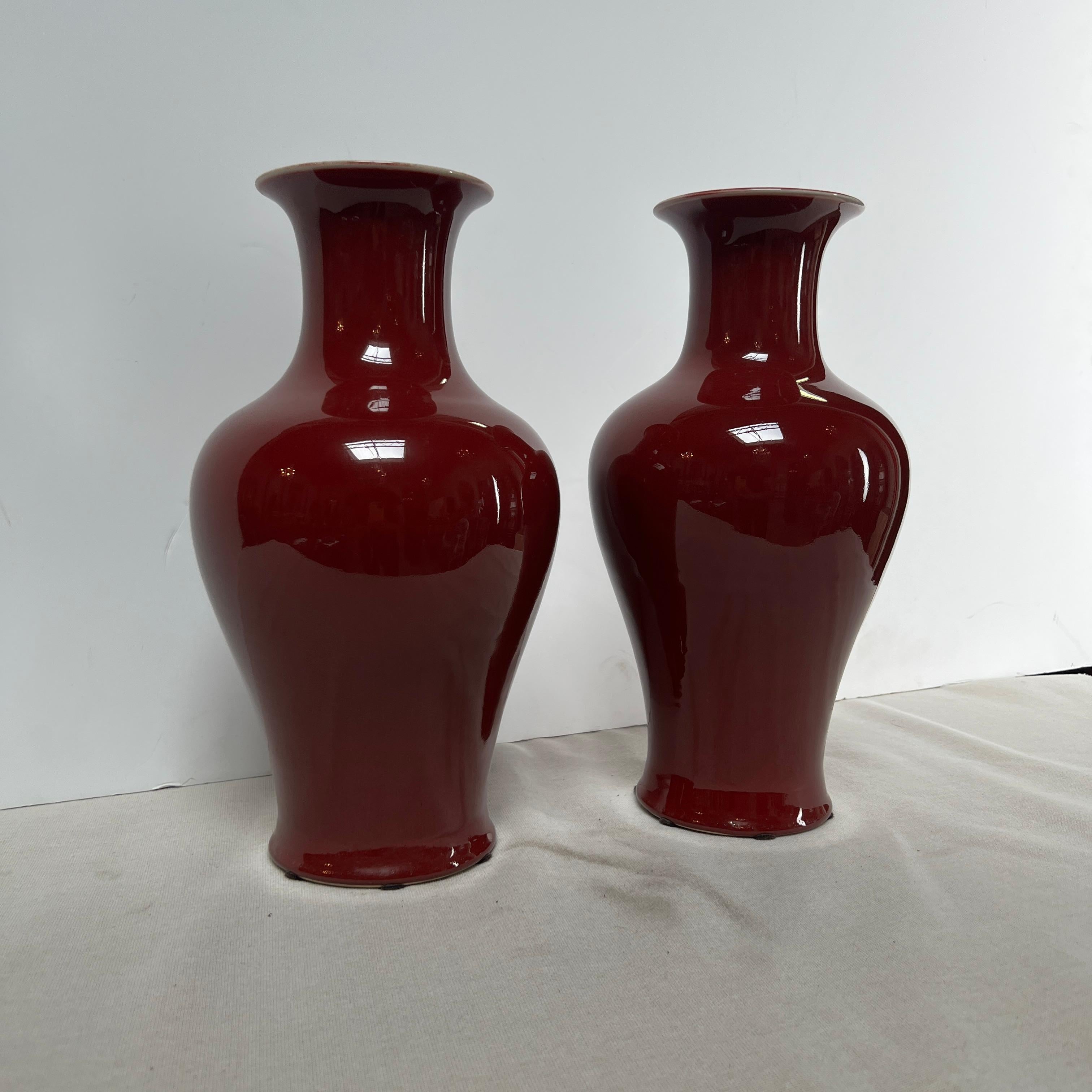 Fait main Paire de vases en porcelaine chinoise émaillée sang de bœuf du 20ème siècle en vente