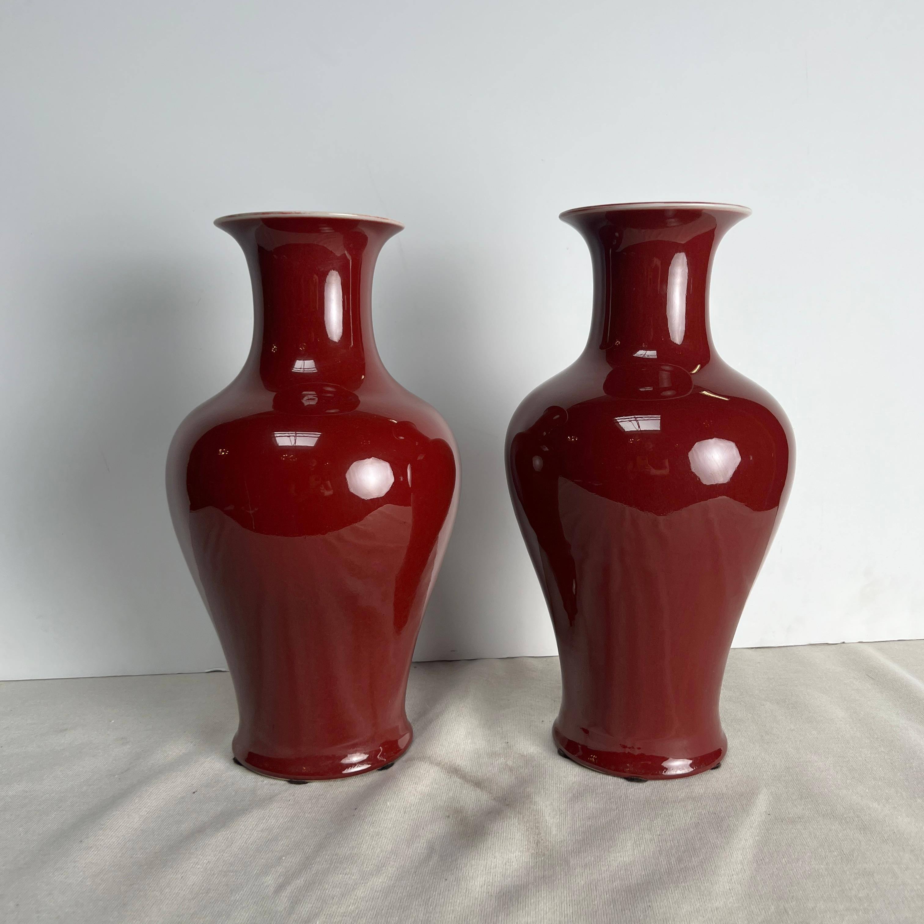 Paire de vases en porcelaine chinoise émaillée sang de bœuf du 20ème siècle Excellent état - En vente à Dallas, TX