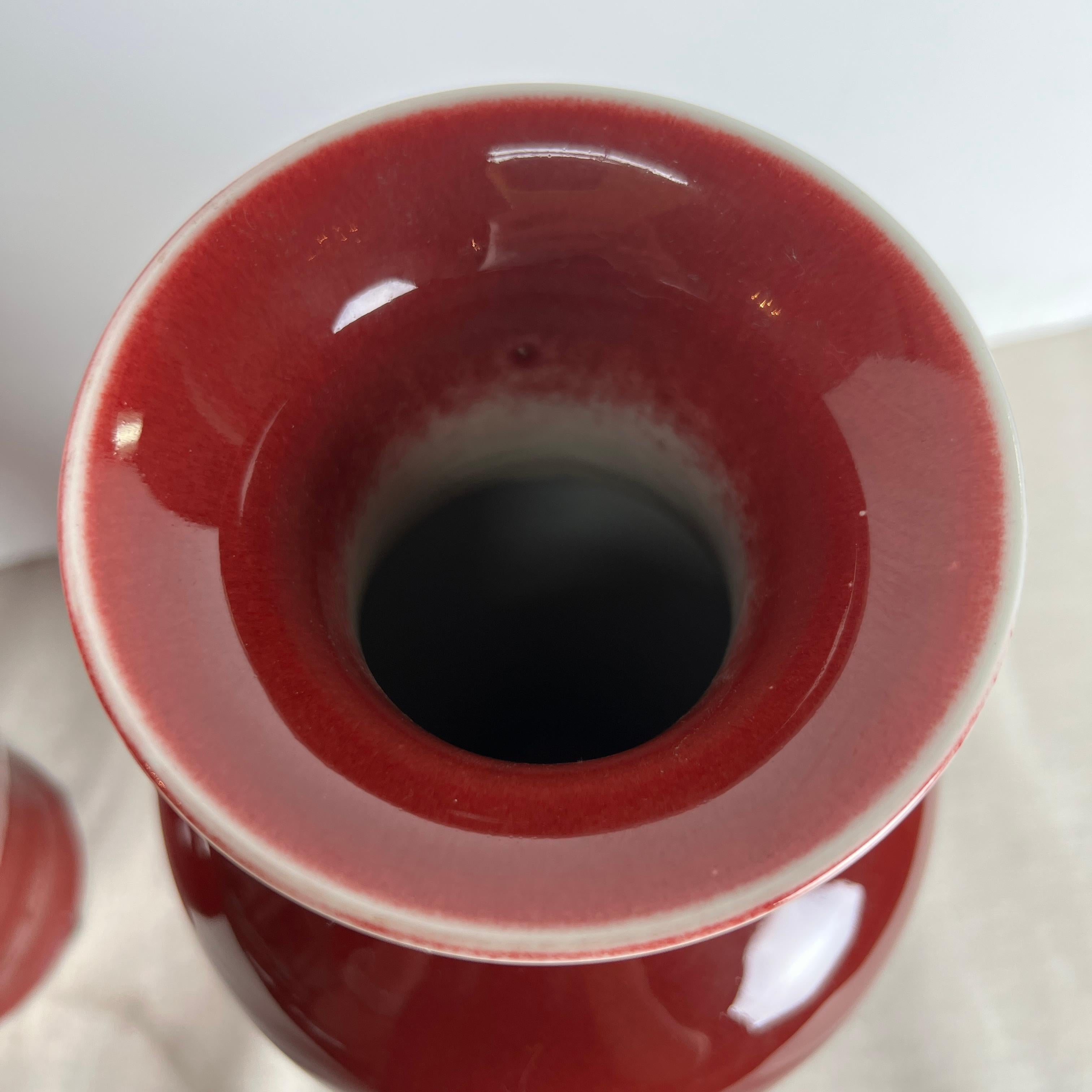 20ième siècle Paire de vases en porcelaine chinoise émaillée sang de bœuf du 20ème siècle en vente