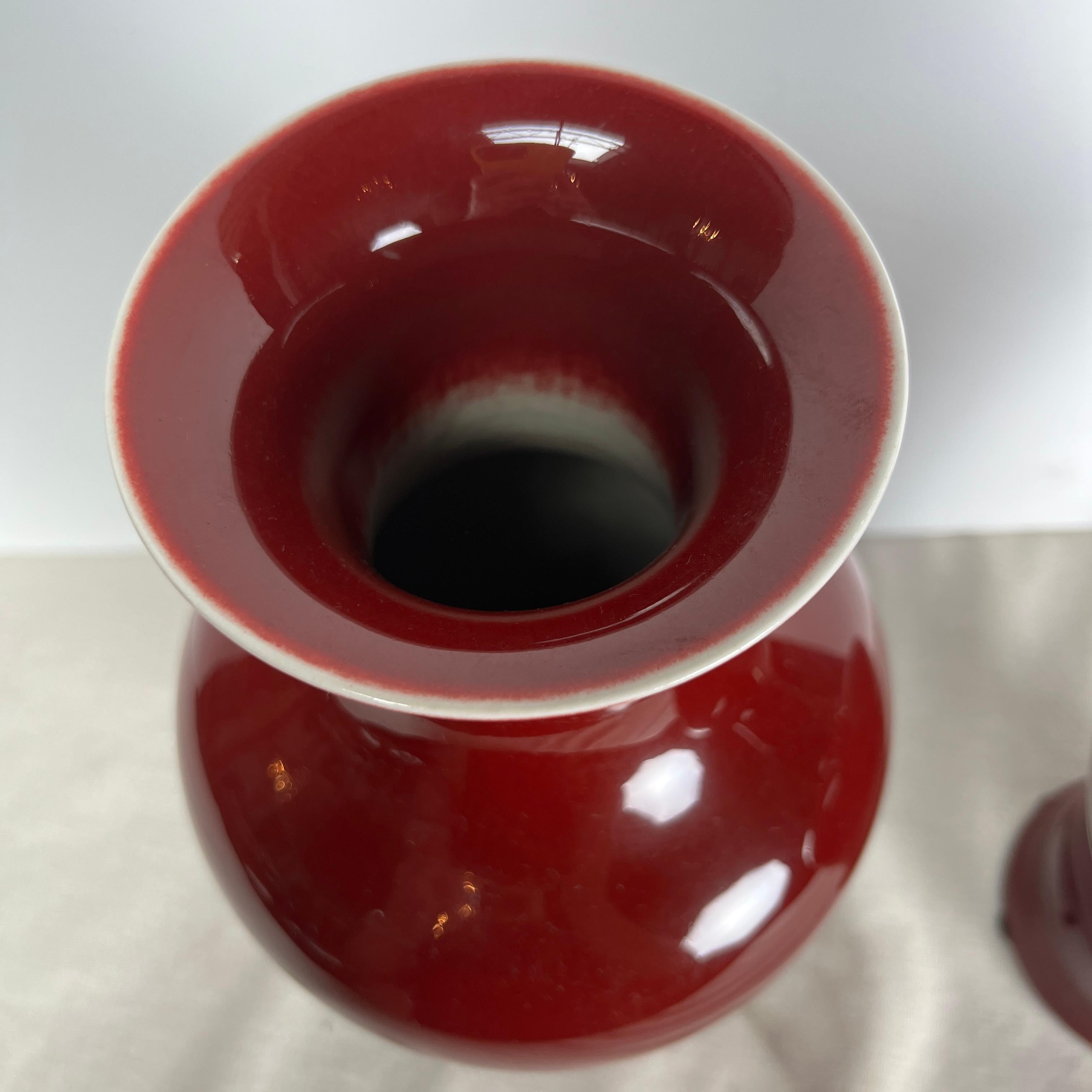 Porcelaine Paire de vases en porcelaine chinoise émaillée sang de bœuf du 20ème siècle en vente