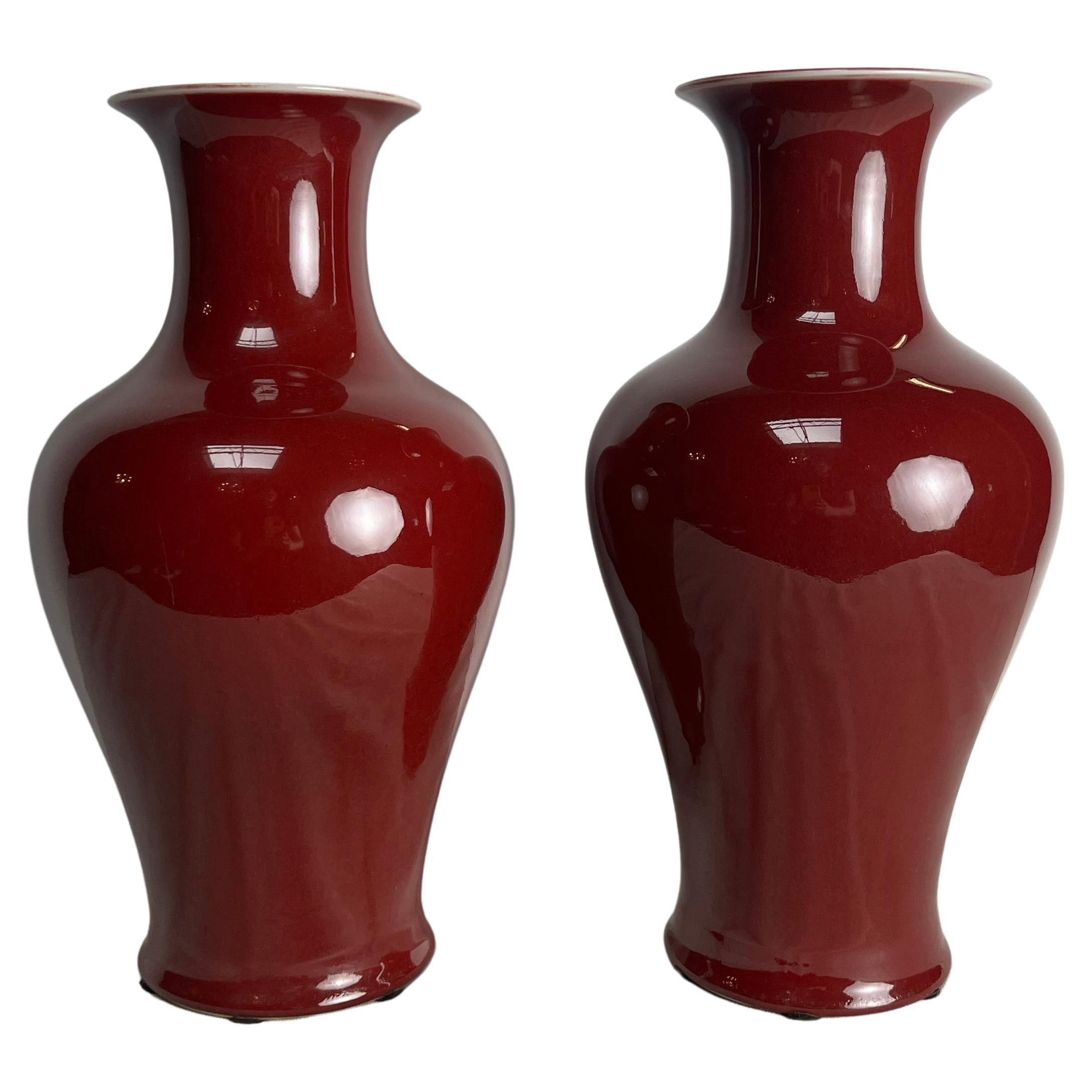 Paire de vases en porcelaine chinoise émaillée sang de bœuf du 20ème siècle