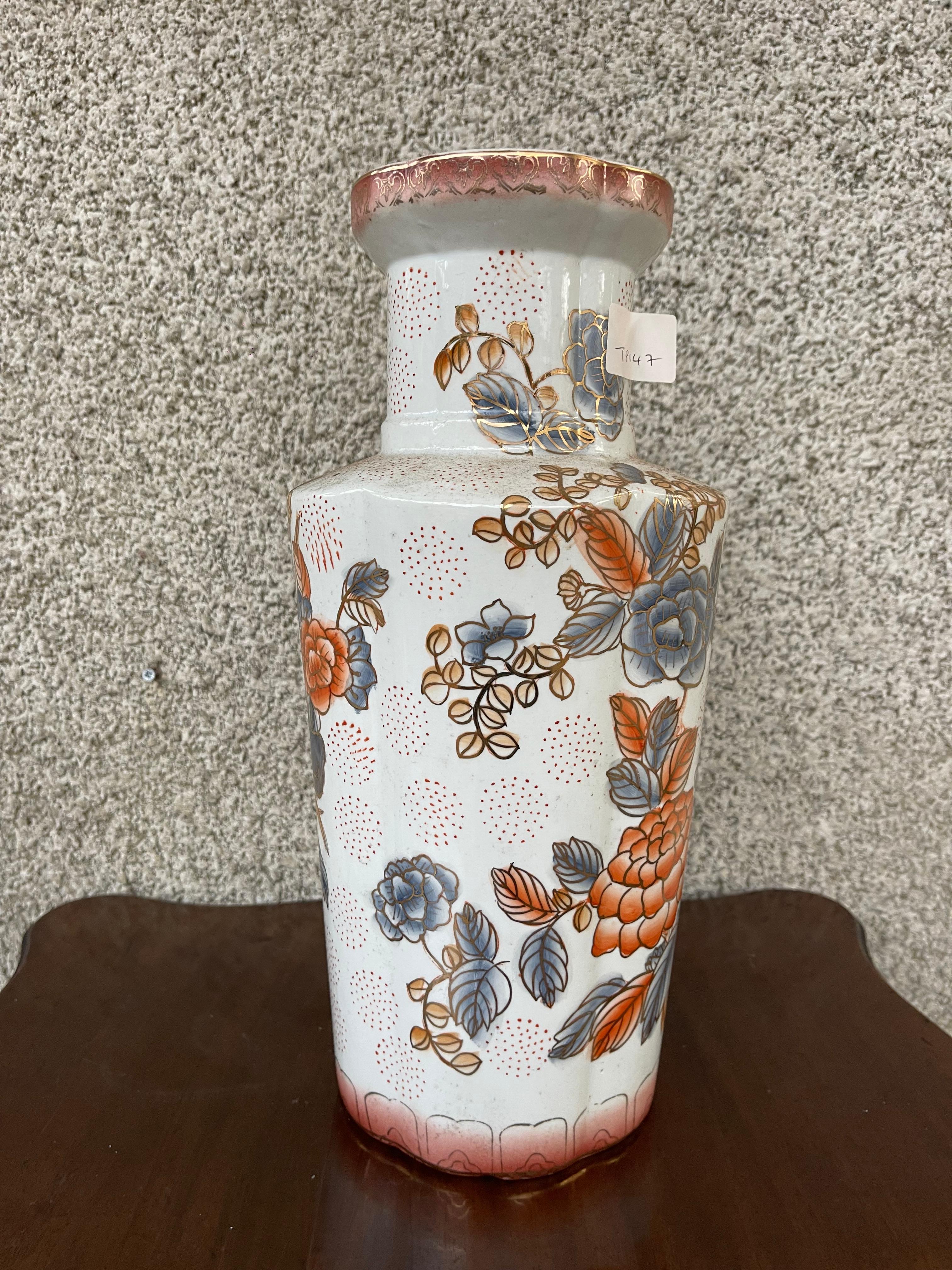Pair of 20th Century Chinese white ceramic floral vases For Sale 1