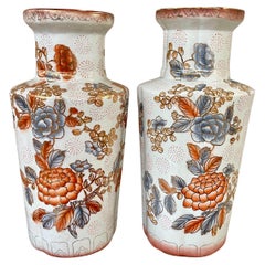 Coppia di vasi floreali in ceramica bianca cinese del XX secolo