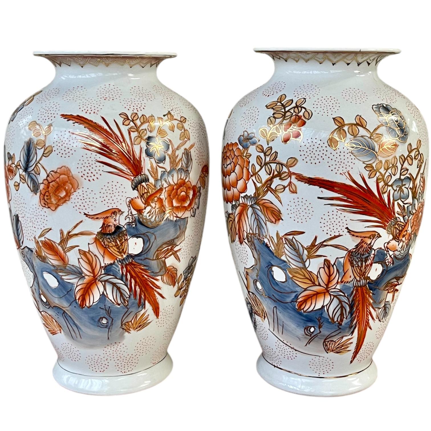 Cette paire de vases en porcelaine blanche, fin du 20e siècle, est typiquement très prisée dans la céramique chinoise car elle véhicule un sentiment de pureté et de raffinement. Ils constituent ainsi un ajout remarquable à toute maison.

La