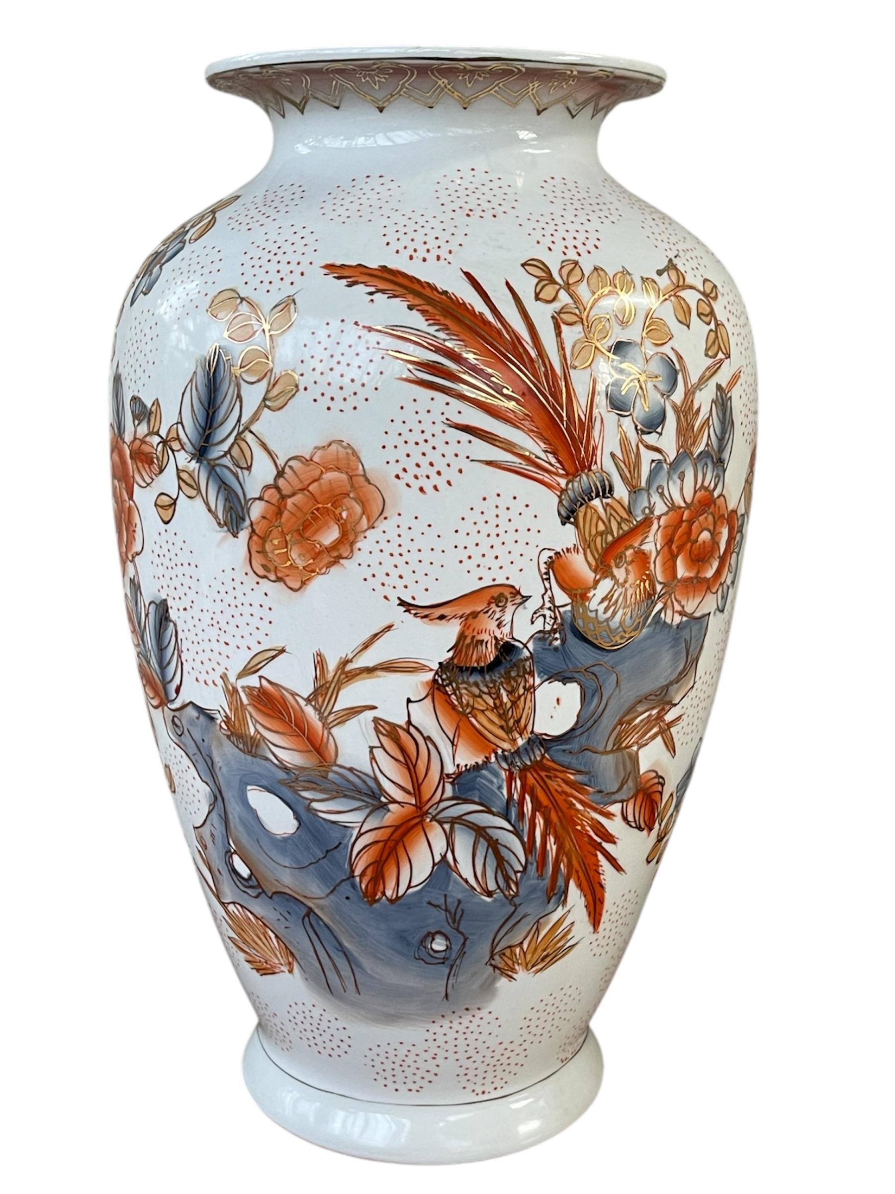 Asiatique Paire de vases chinois peints à la main en blanc du 20ème siècle en vente