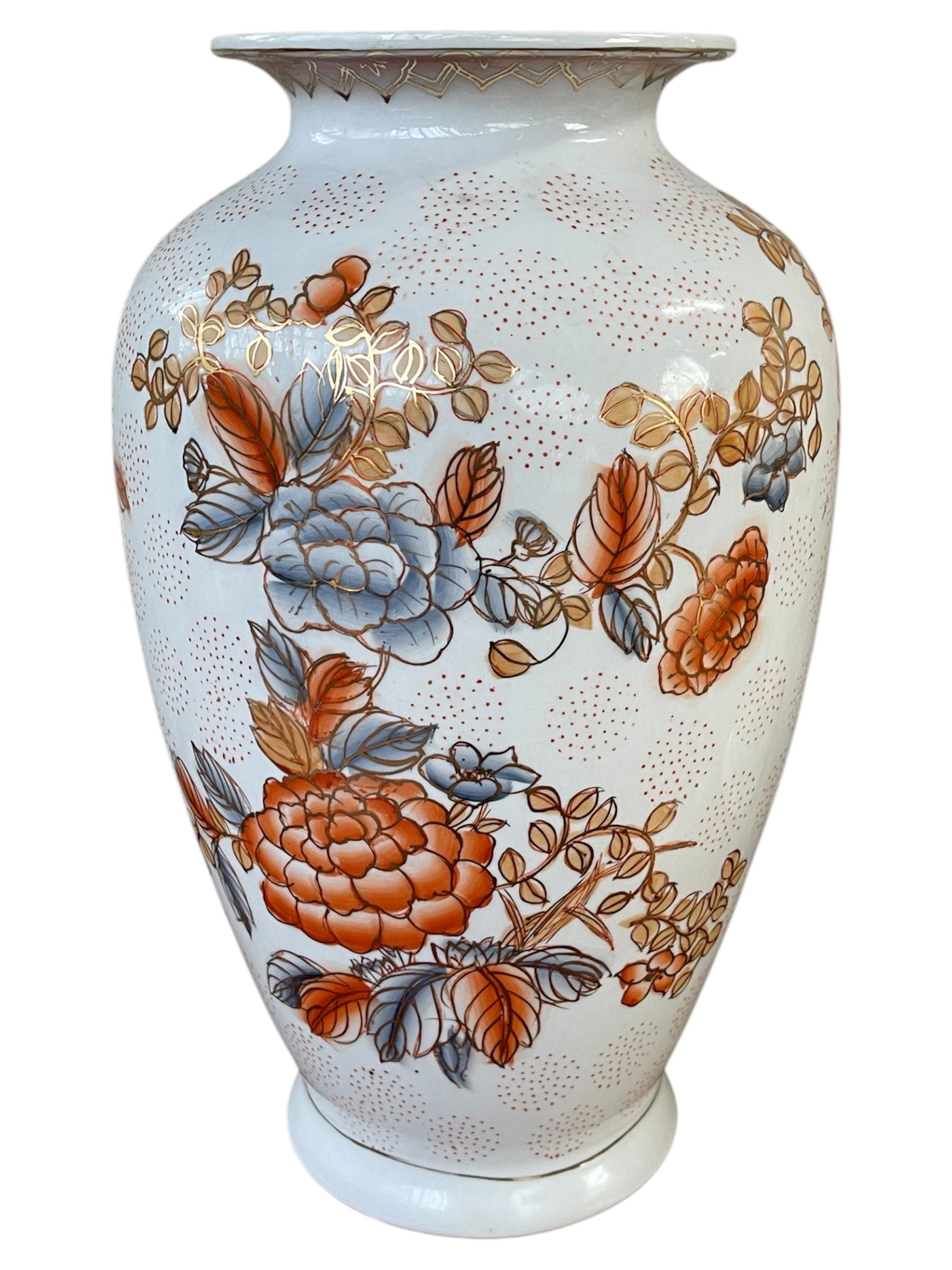 Peint à la main Paire de vases chinois peints à la main en blanc du 20ème siècle en vente