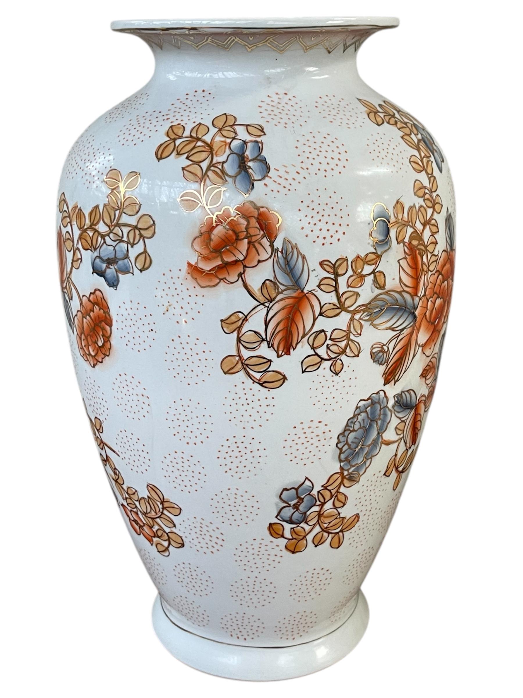 Paire de vases chinois peints à la main en blanc du 20ème siècle Bon état - En vente à Southall, GB