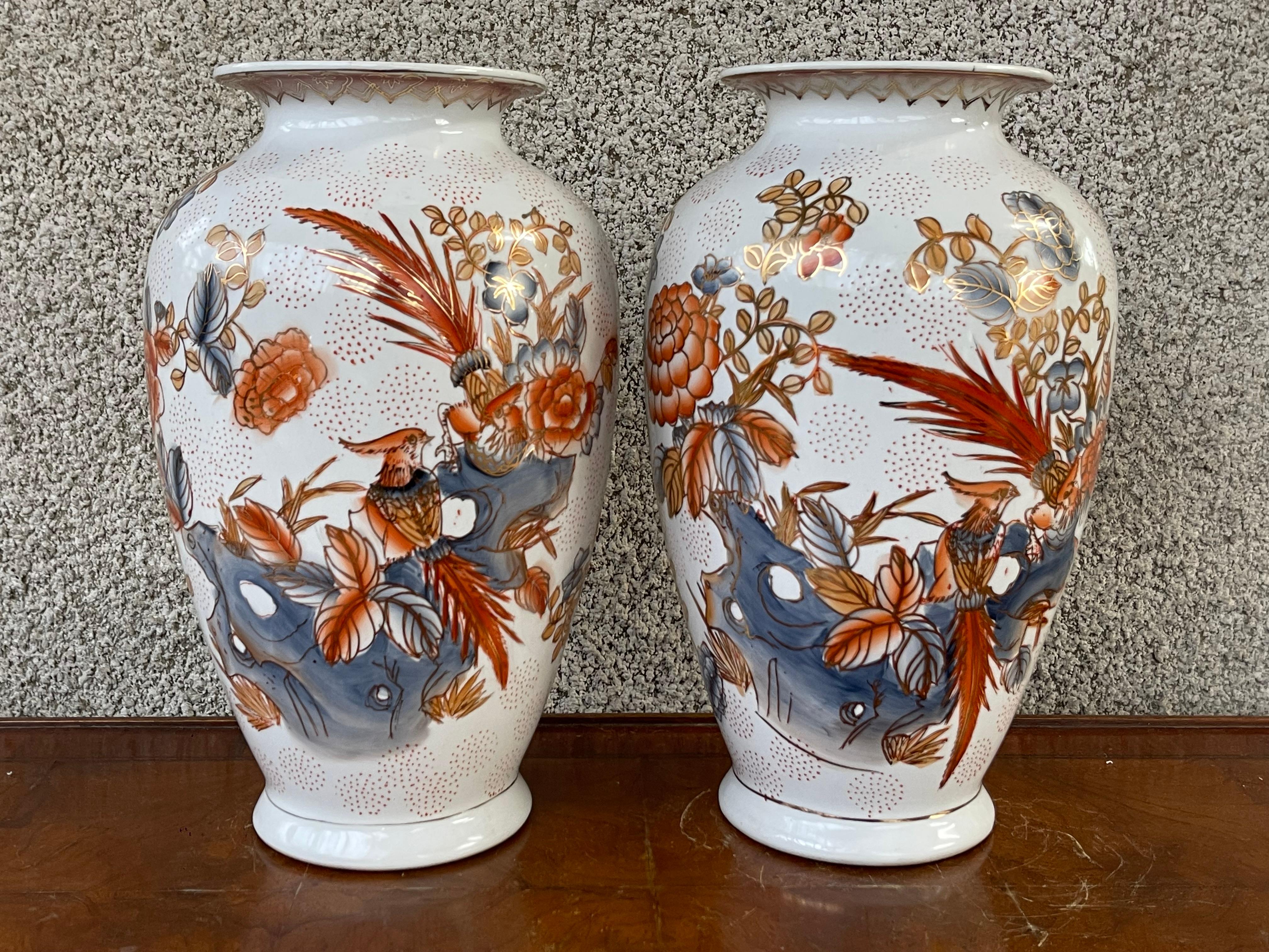 20ième siècle Paire de vases chinois peints à la main en blanc du 20ème siècle en vente