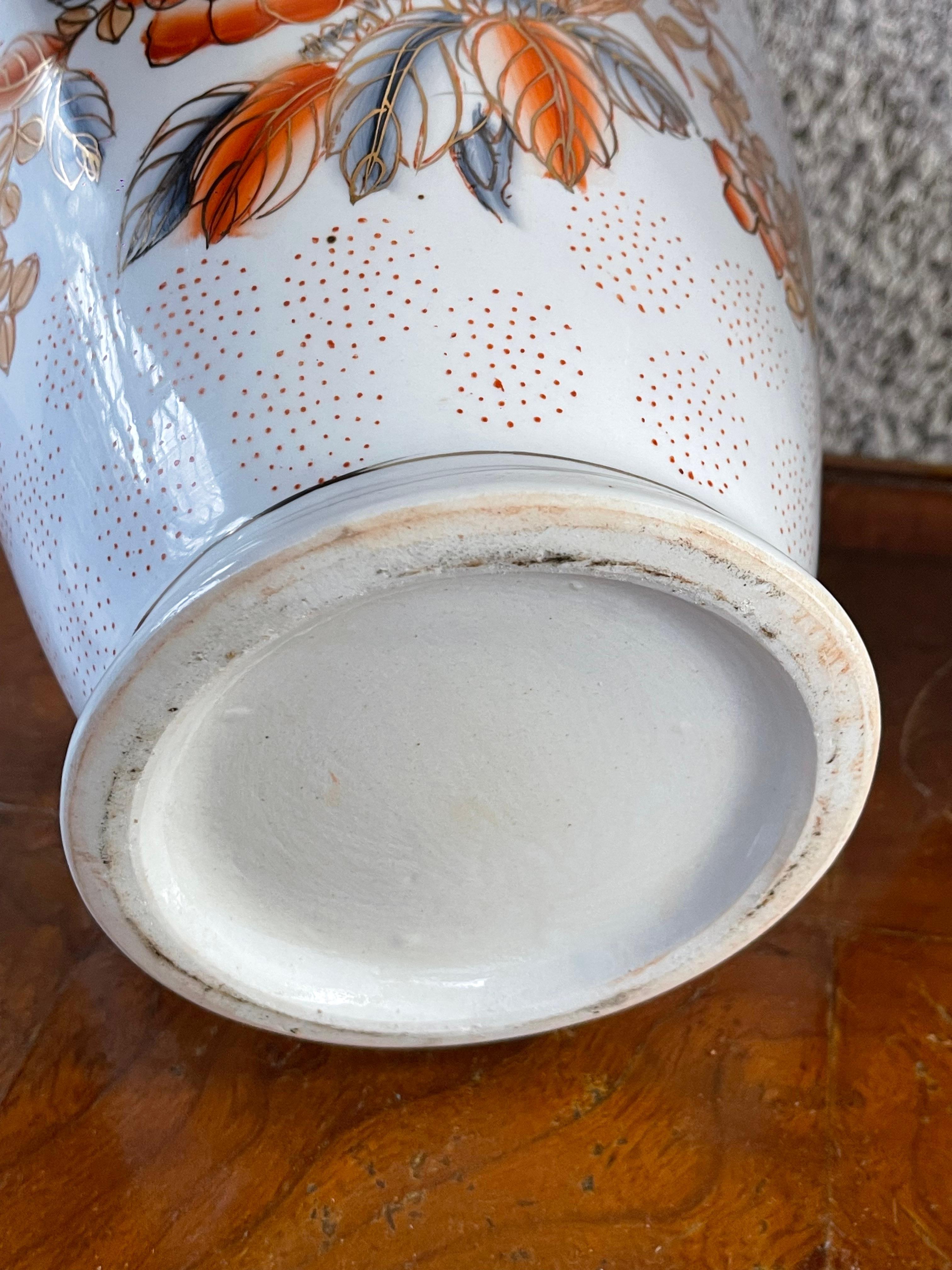 Céramique Paire de vases chinois peints à la main en blanc du 20ème siècle en vente