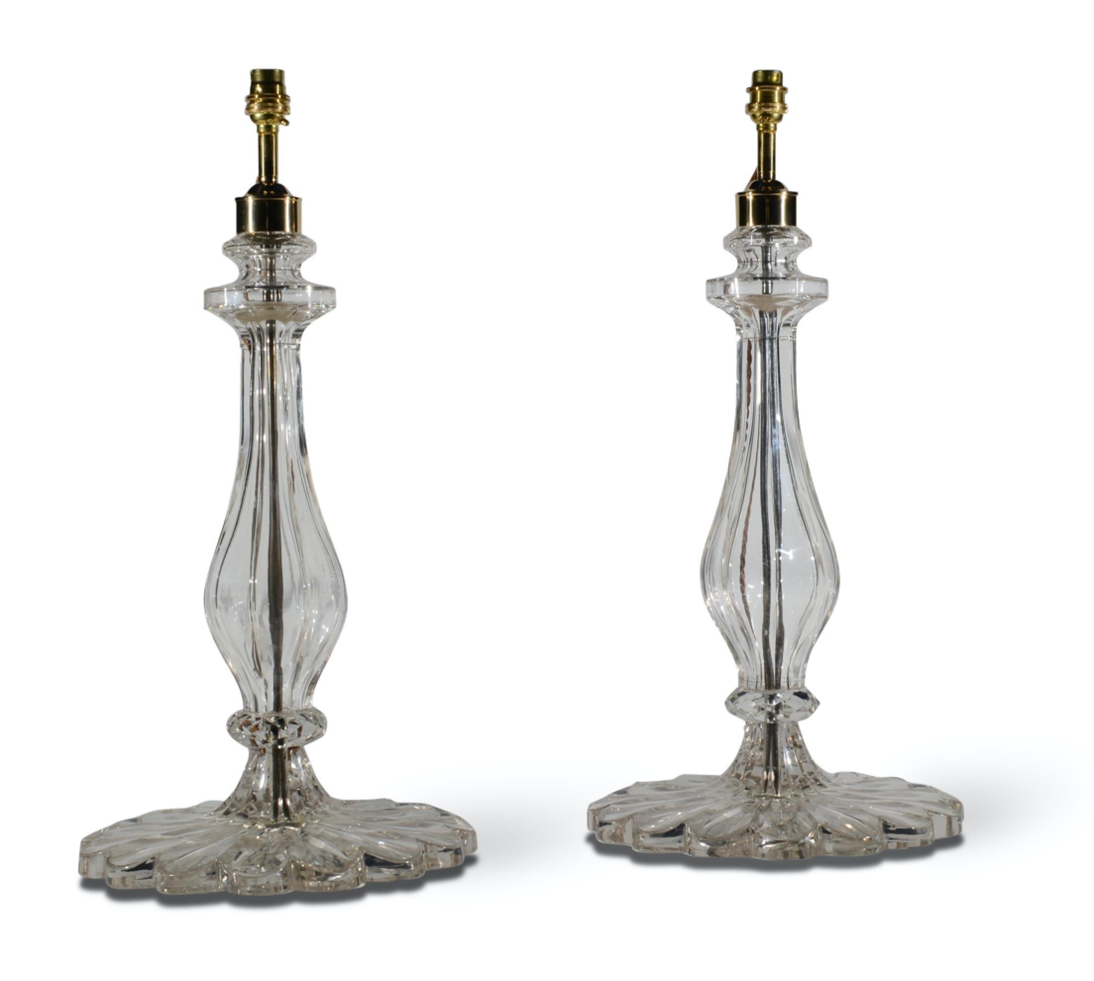 Paar Tischlampen aus geschliffenem Klarglas aus dem 20. (Indisch) im Angebot