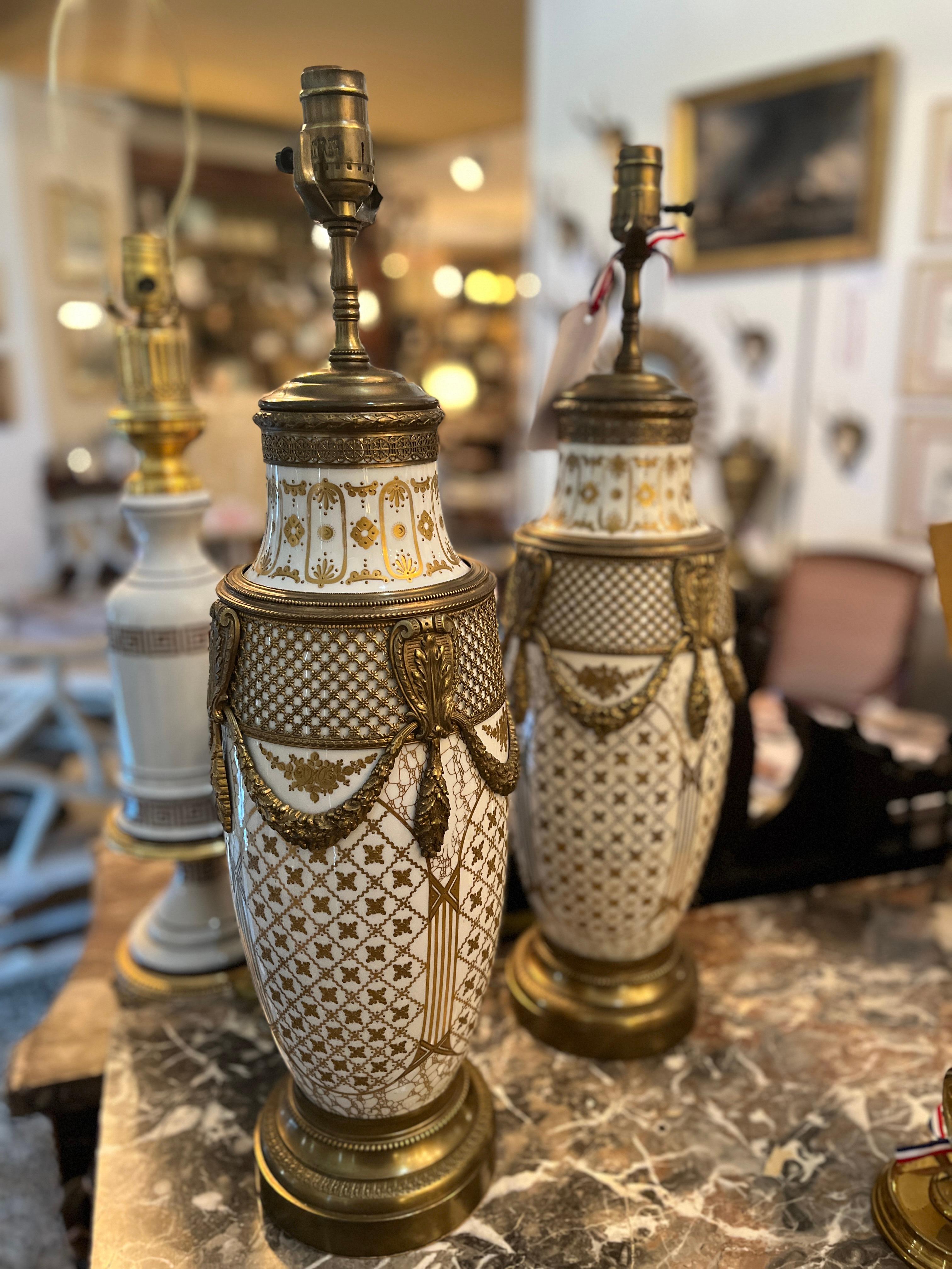 Paire de lampes en porcelaine continentale du 20e siècle Bon état - En vente à Scottsdale, AZ