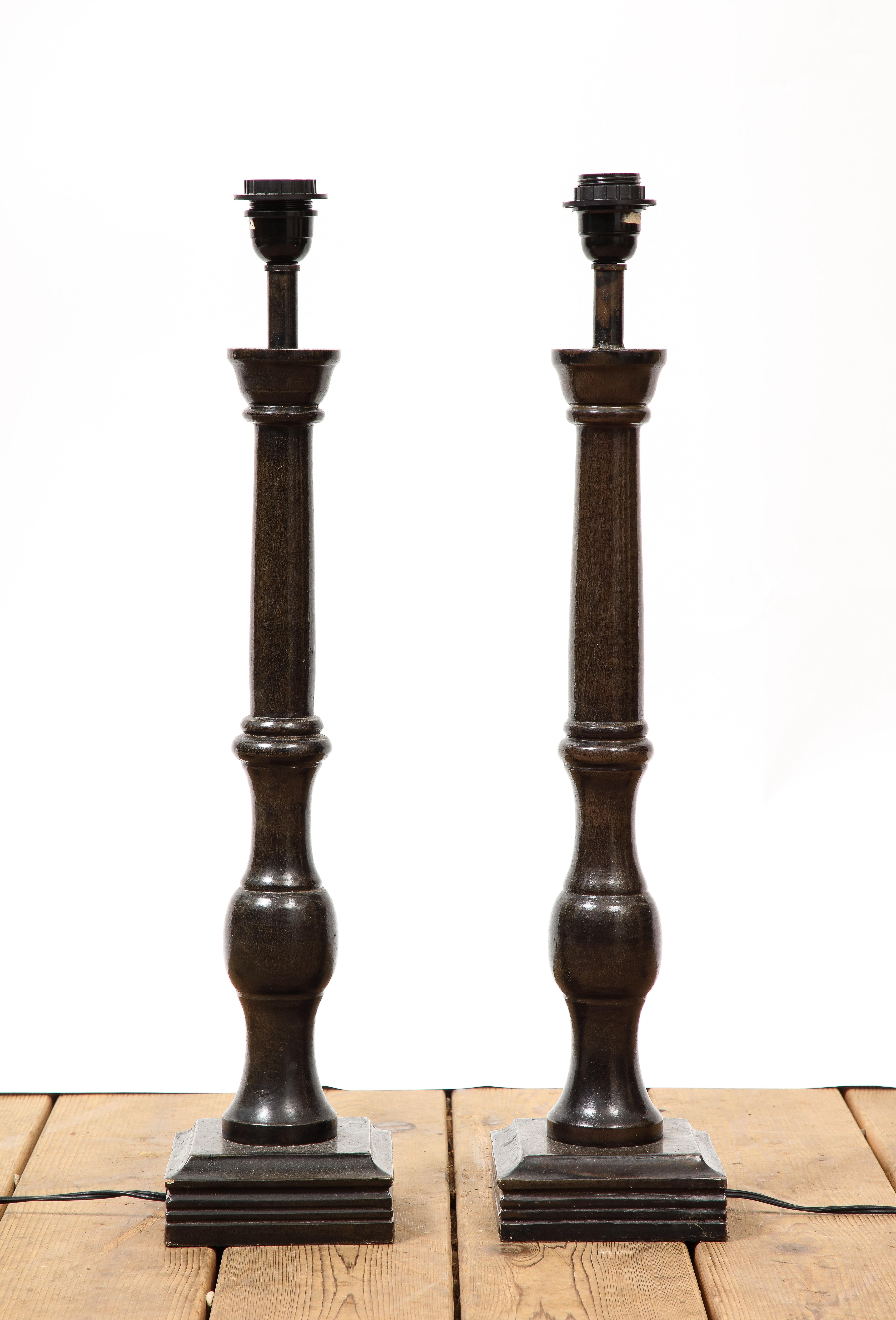 Tourné Paire de lampes en bois tourné de style continental du 20e siècle en vente