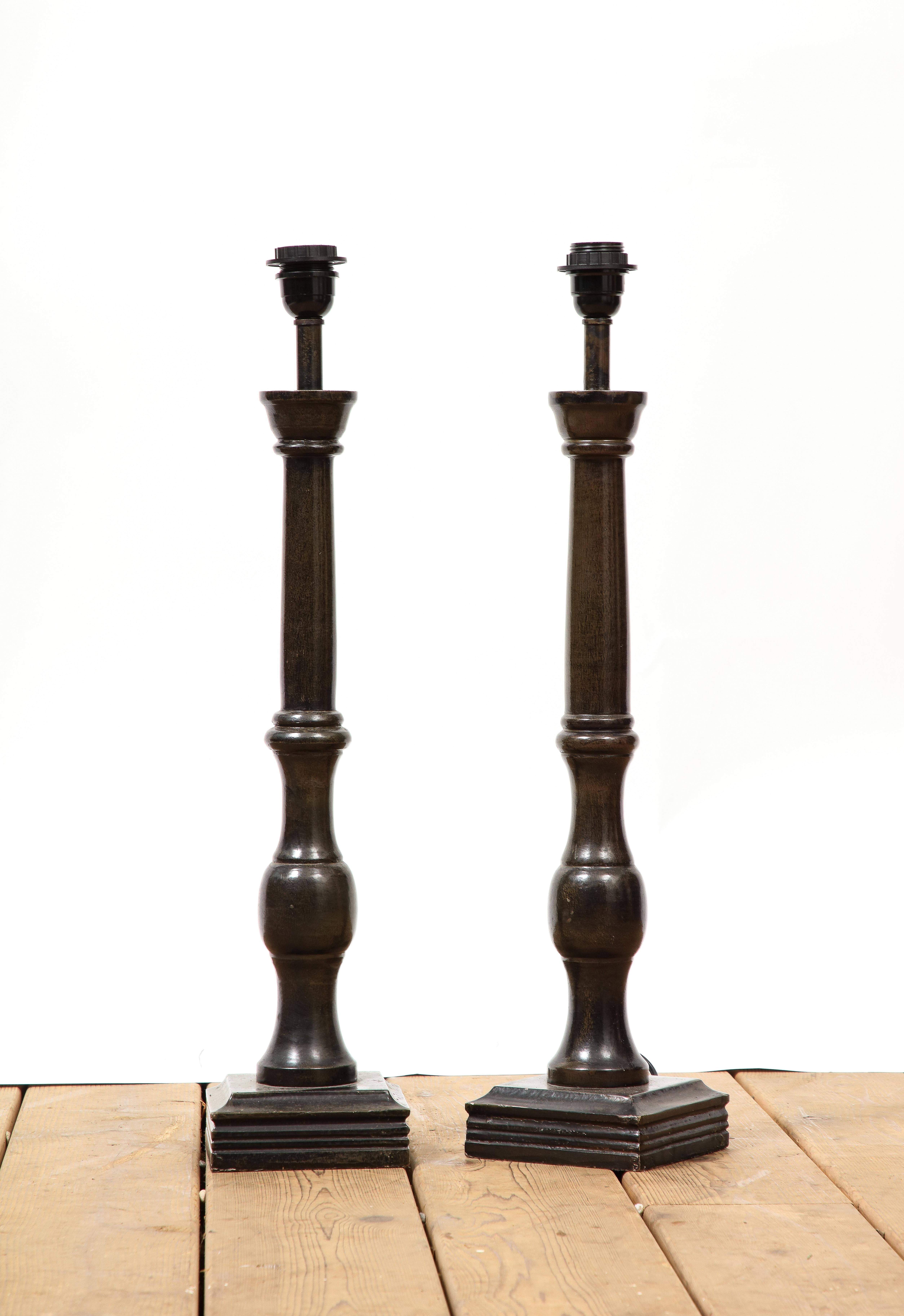 Paar kontinentale gedrechselte Holzlampen des 20. Jahrhunderts im Zustand „Gut“ im Angebot in Chicago, IL