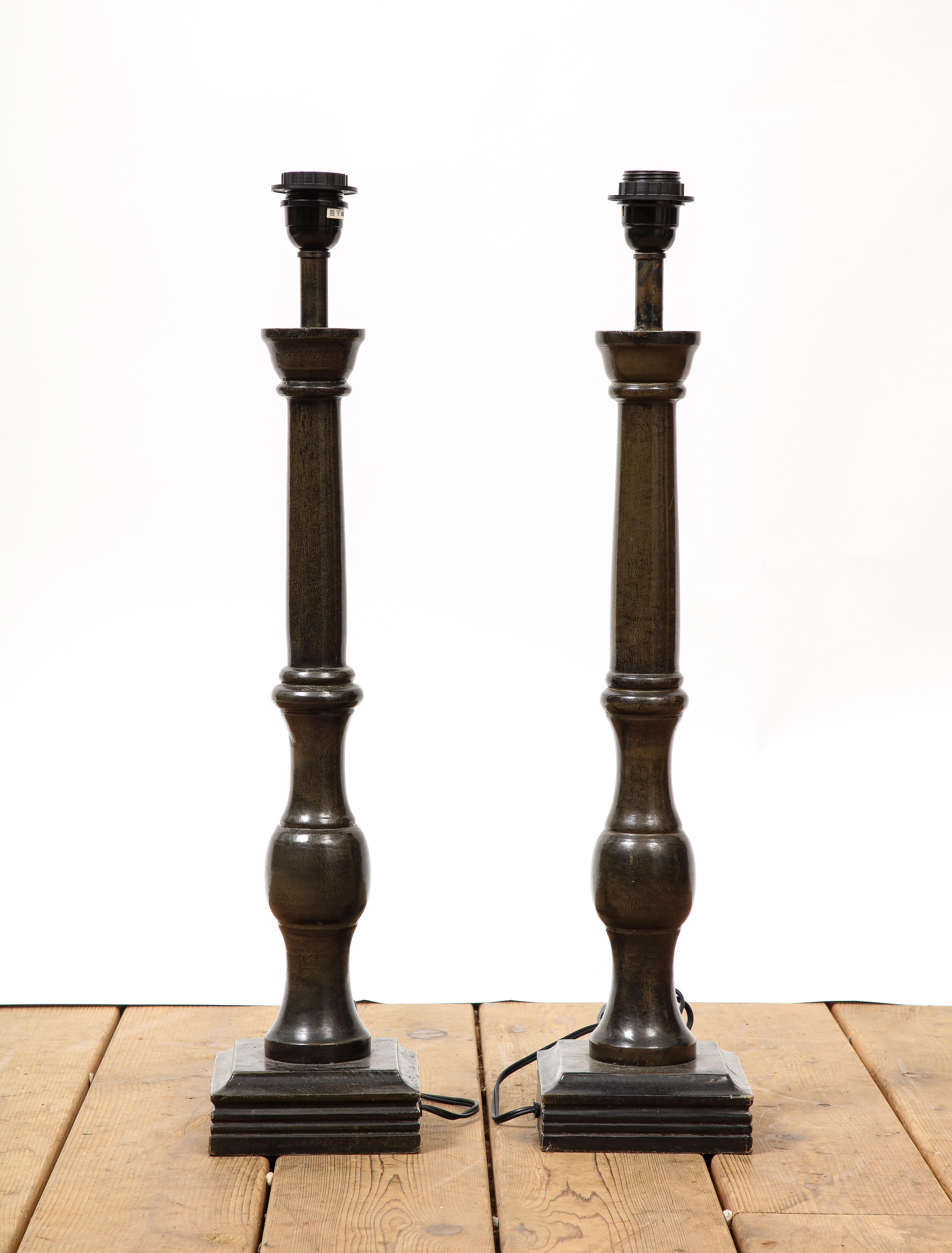 Bois Paire de lampes en bois tourné de style continental du 20e siècle en vente