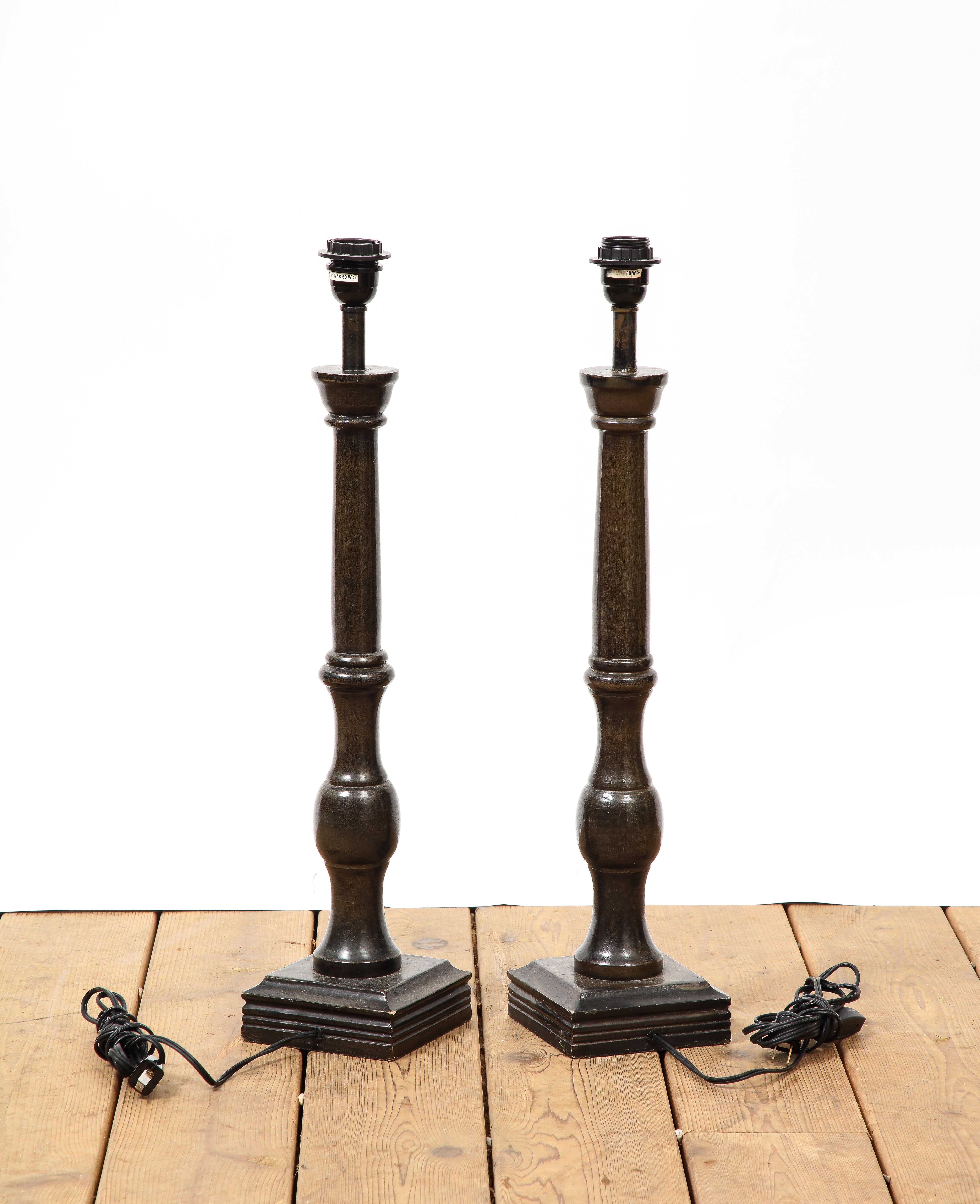 Paire de lampes en bois tourné de style continental du 20e siècle en vente 2