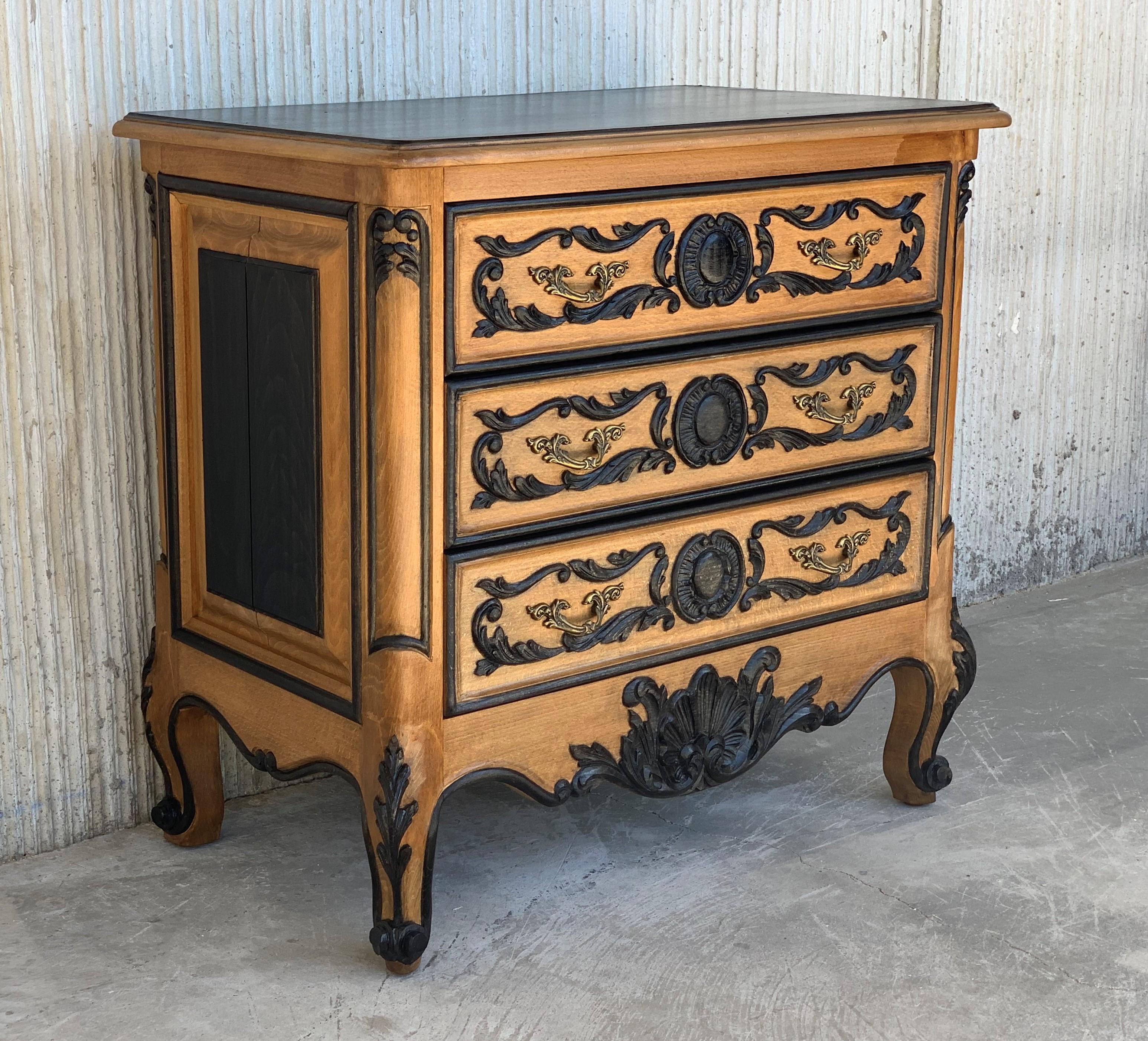 20th century country French Louis XVI pine commode is a lovely late period piece, completely crafted and carved by hand. Pairs of gorgeous floral garlands appear flanking the centre fluted motif surrounding the handles. Tailored architecture ensures