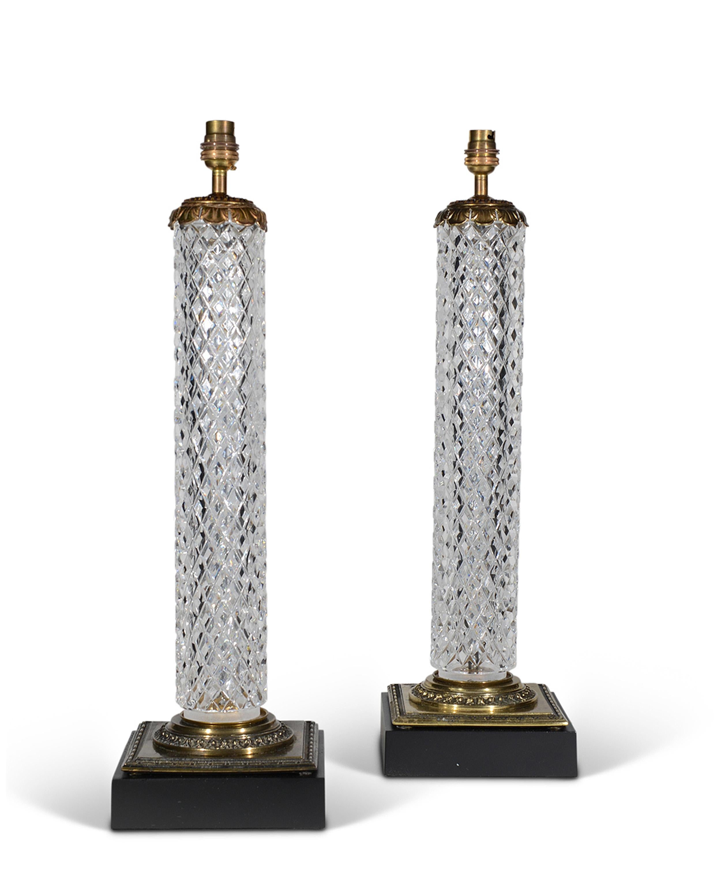 Superbe paire de lampes colonnes en verre taillé anglaises du milieu du 20e siècle, avec des détails en métal doré et des bases carrées noires.

Hauteur des colonnes : 19 3/4 in (50 cm) y compris les bases, à l'exclusion des installations