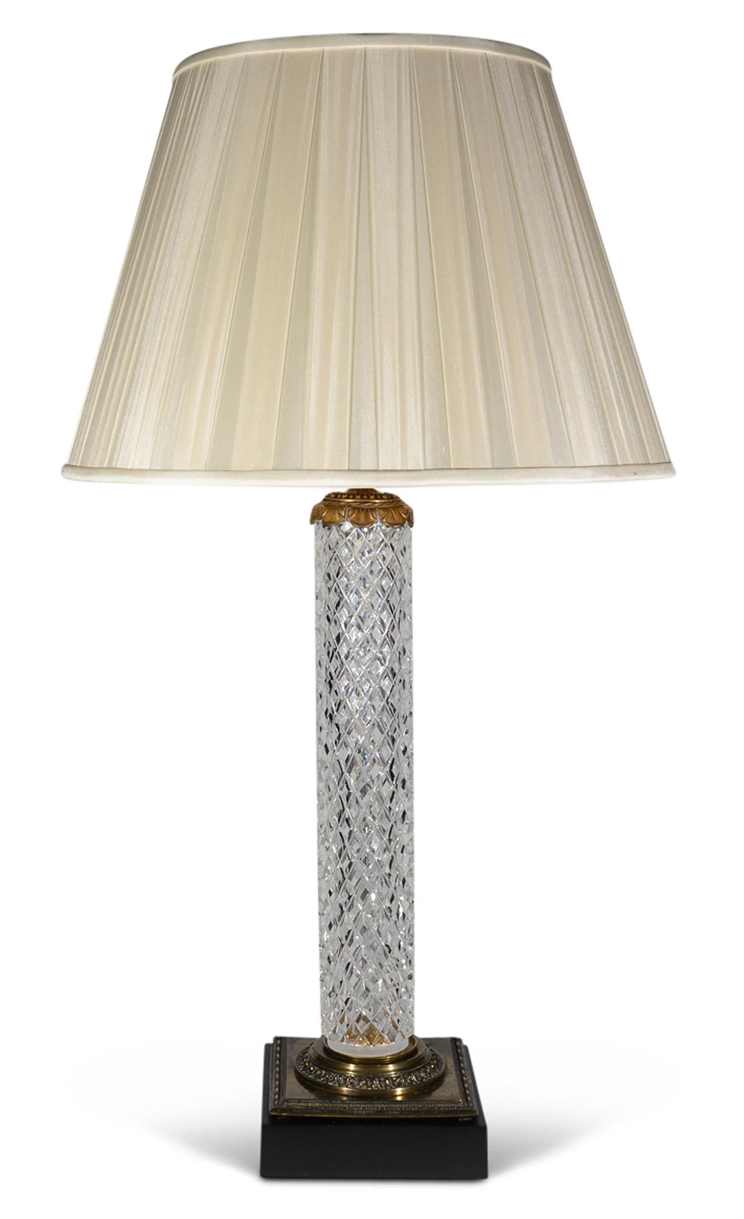 Anglais Paire de lampes à colonne en verre taillé du 20e siècle en vente