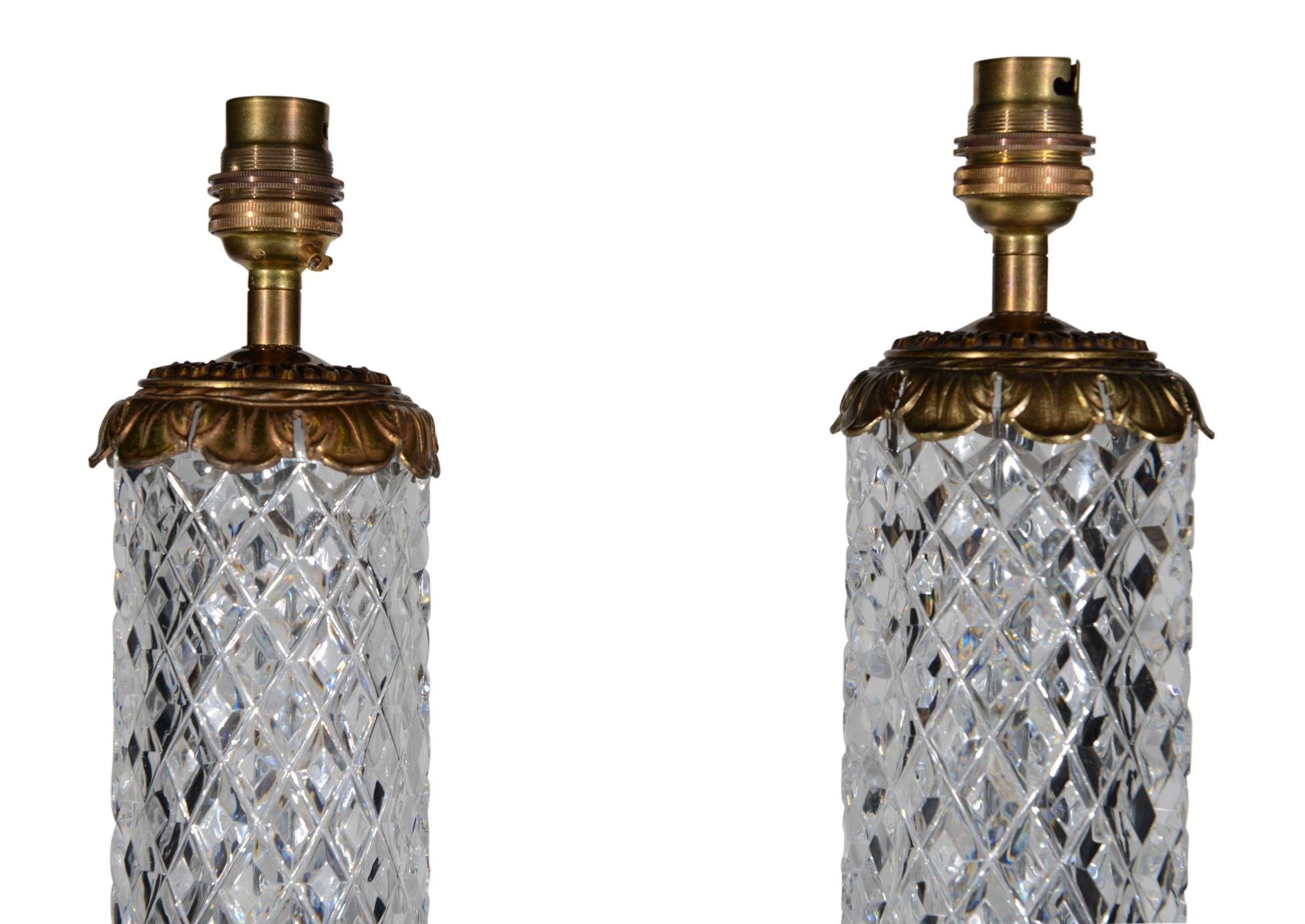 Paire de lampes à colonne en verre taillé du 20e siècle Bon état - En vente à London, GB
