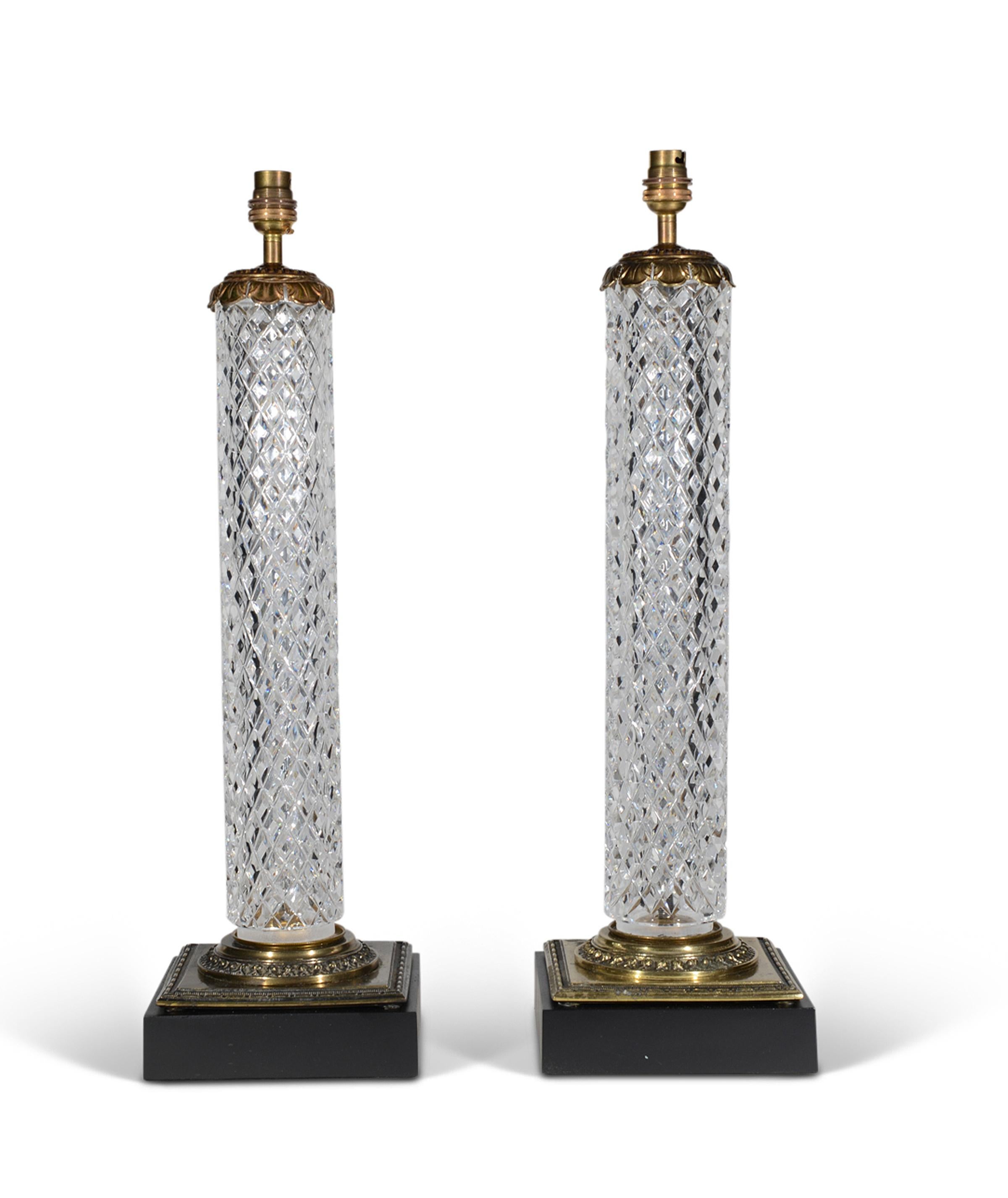 20ième siècle Paire de lampes à colonne en verre taillé du 20e siècle en vente