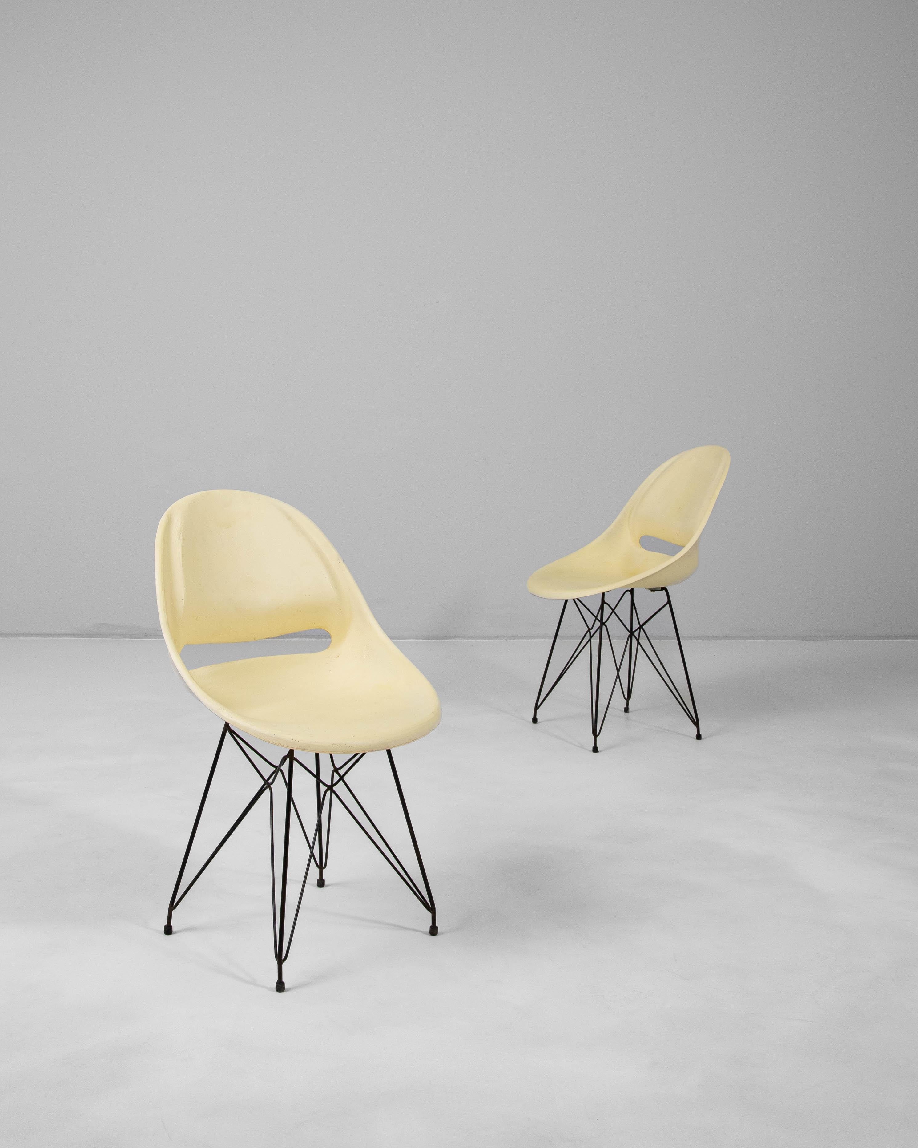 Pareja de sillas checas de fibra de vidrio del siglo XX diseñadas por Miroslav Navrátil para Vertex. Estos asientos escultóricos de mediados de siglo presentan la forma ergonómica característica del diseñador, moldeada en fibra de vidrio de color