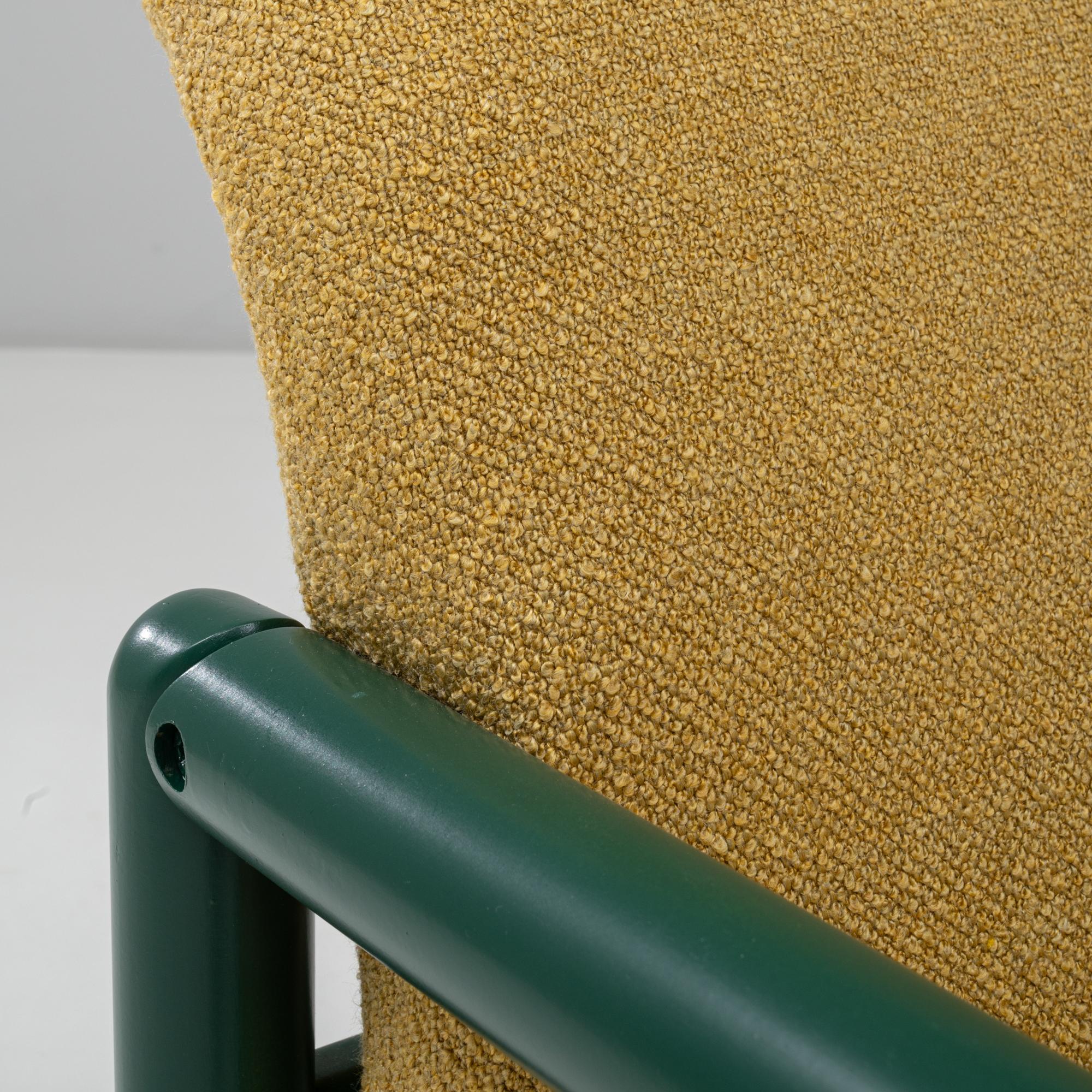 Paire de chaises longues tchèques du 20e siècle avec armatures vertes et tapisserie jaune en vente 5
