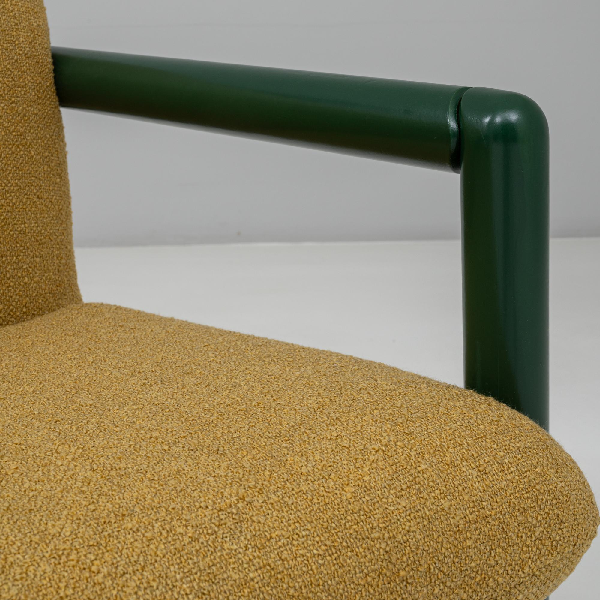 Paire de chaises longues tchèques du 20e siècle avec armatures vertes et tapisserie jaune en vente 6