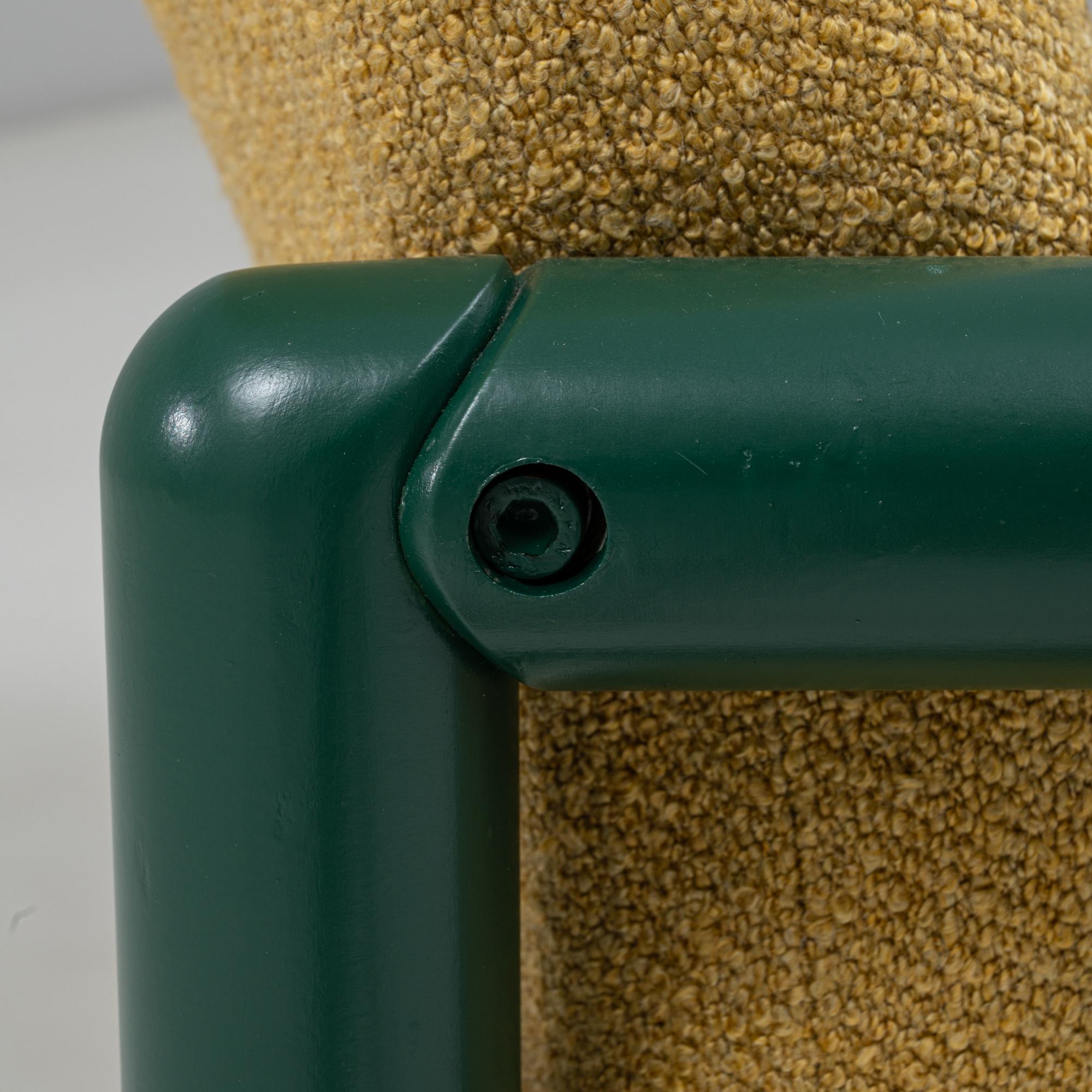 Paire de chaises longues tchèques du 20e siècle avec armatures vertes et tapisserie jaune en vente 8