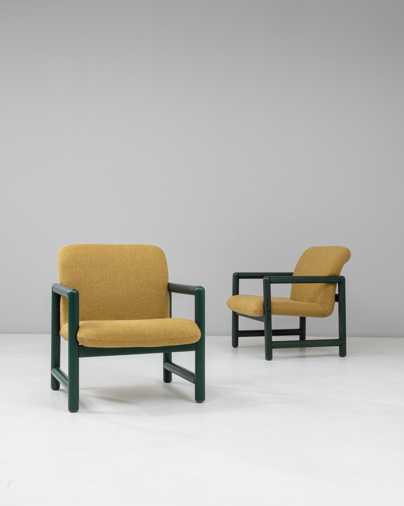 Cette paire de chaises de salon tchèques du 20e siècle associe des couleurs vives à une structure moderniste classique, offrant une option de siège remarquable pour les intérieurs contemporains. Chaque chaise est dotée d'un cadre tubulaire vert