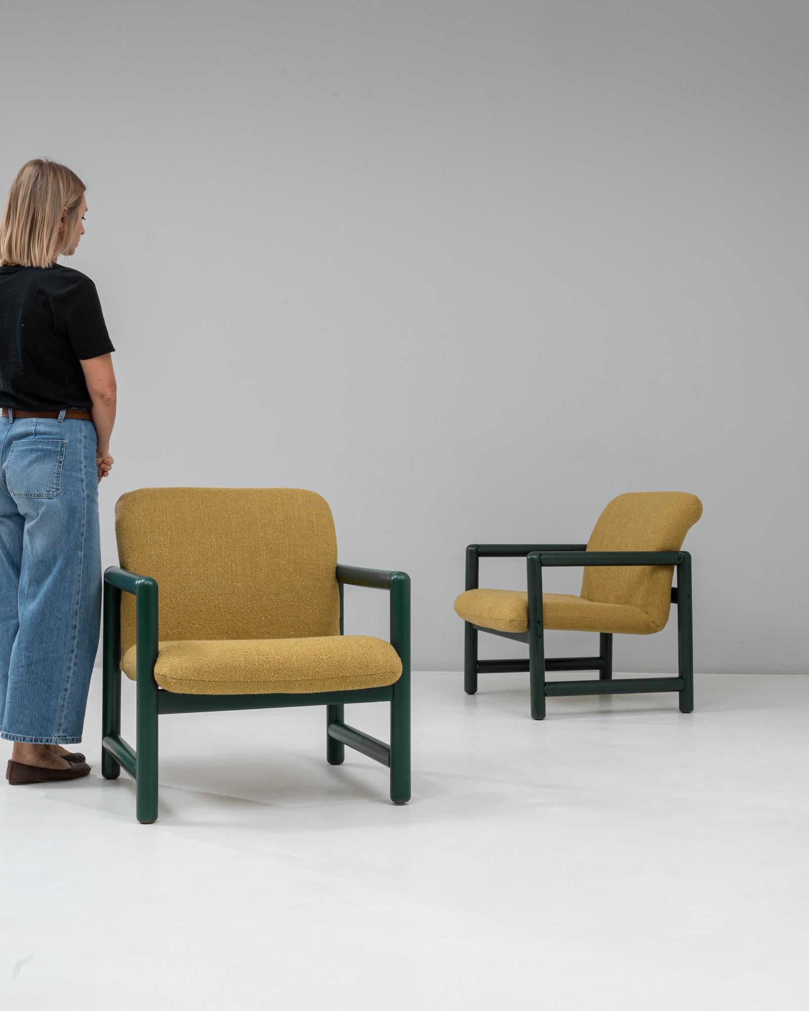 Tchèque Paire de chaises longues tchèques du 20e siècle avec armatures vertes et tapisserie jaune en vente