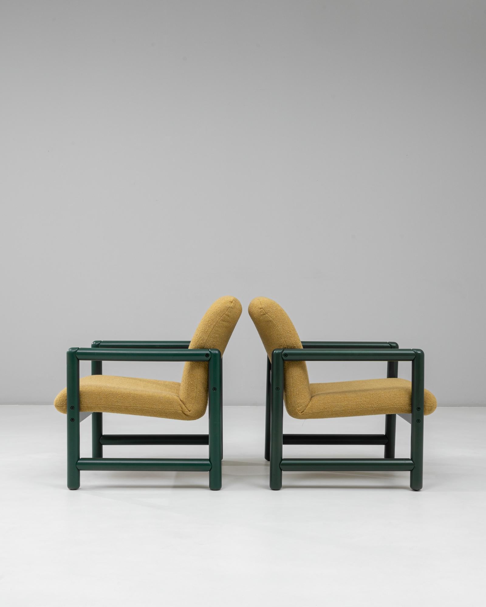20ième siècle Paire de chaises longues tchèques du 20e siècle avec armatures vertes et tapisserie jaune en vente