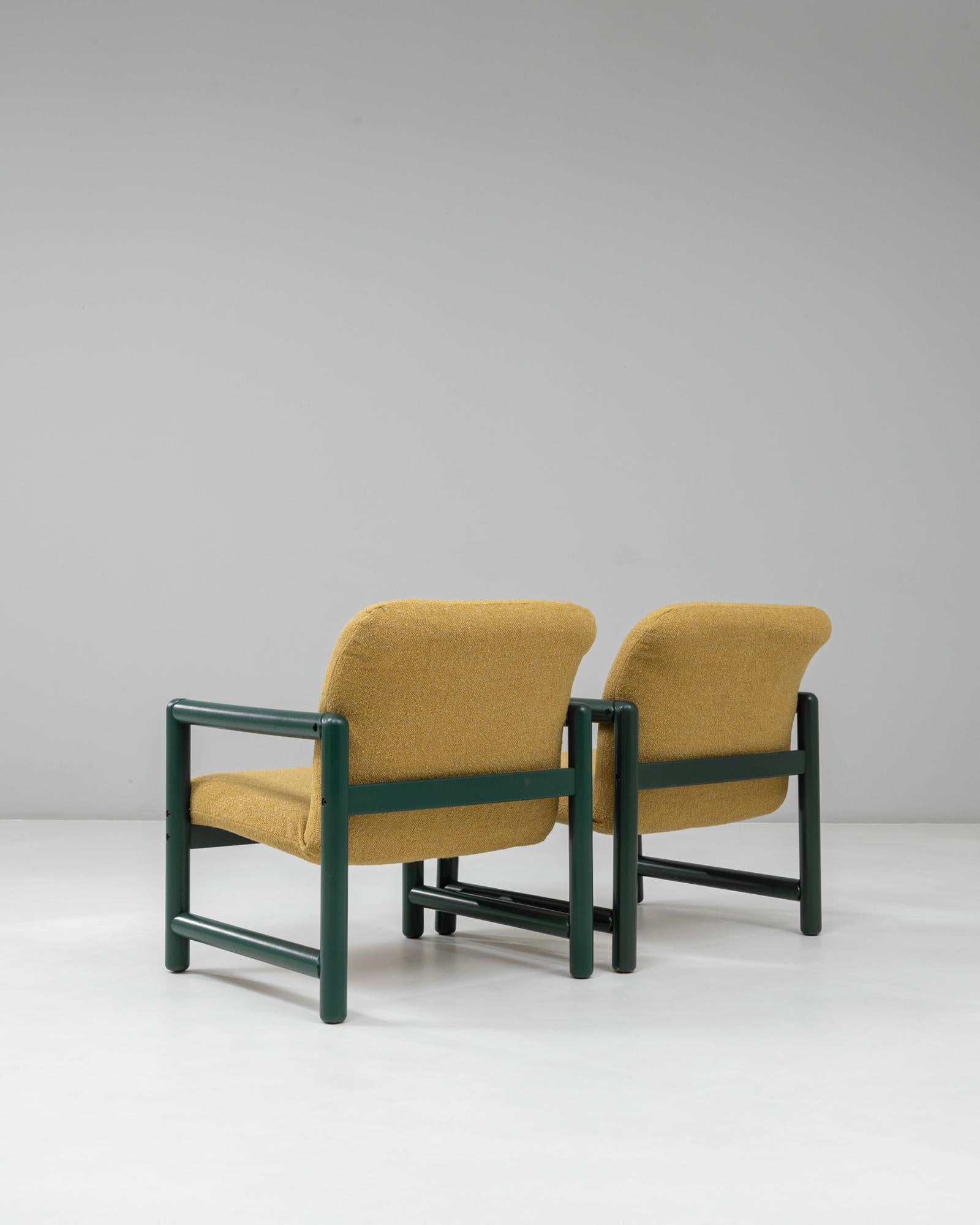 Tissu d'ameublement Paire de chaises longues tchèques du 20e siècle avec armatures vertes et tapisserie jaune en vente