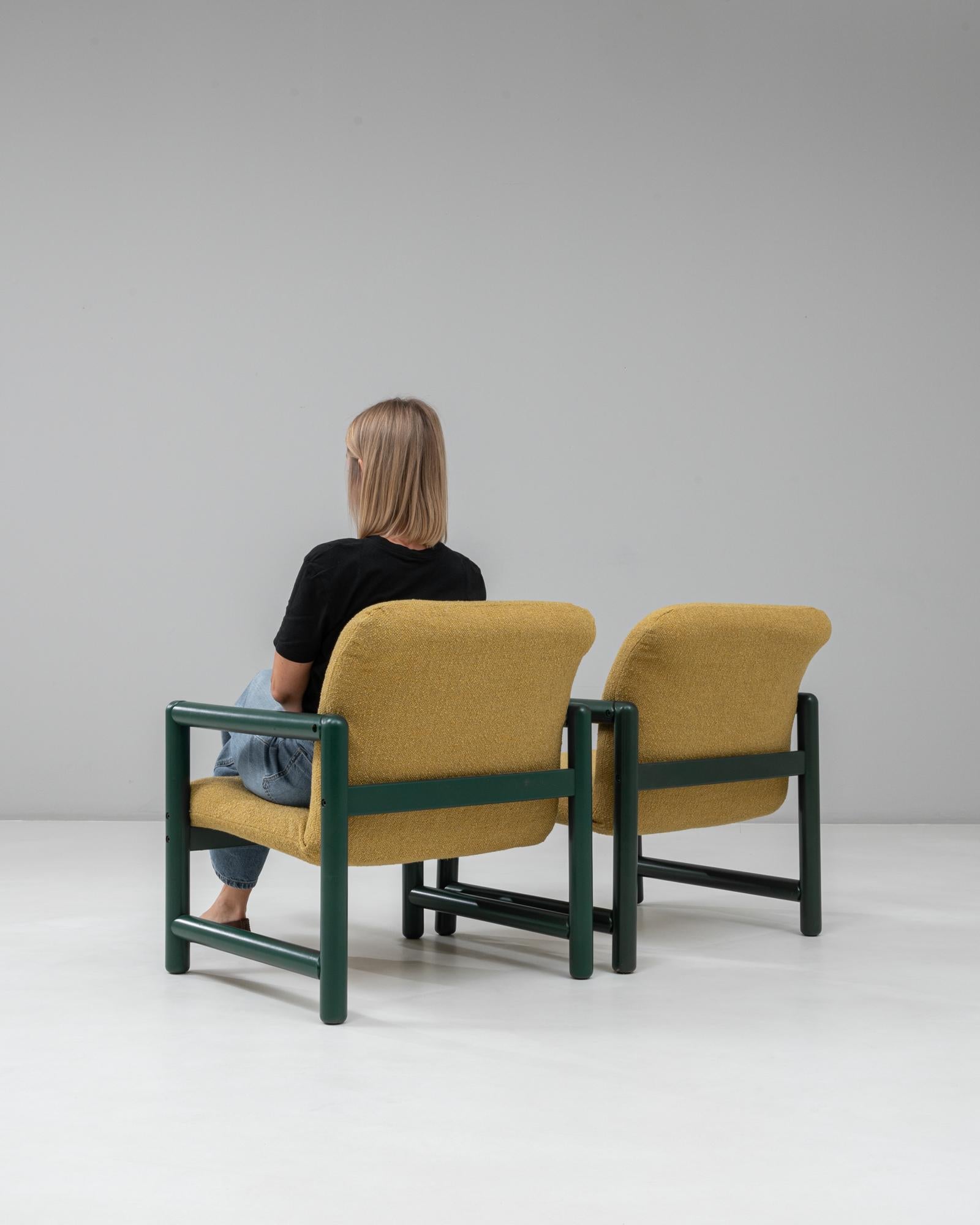 Paire de chaises longues tchèques du 20e siècle avec armatures vertes et tapisserie jaune en vente 1