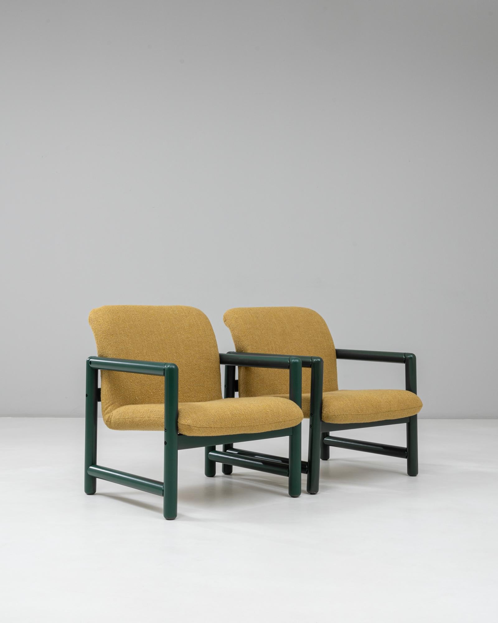 Paire de chaises longues tchèques du 20e siècle avec armatures vertes et tapisserie jaune en vente 2