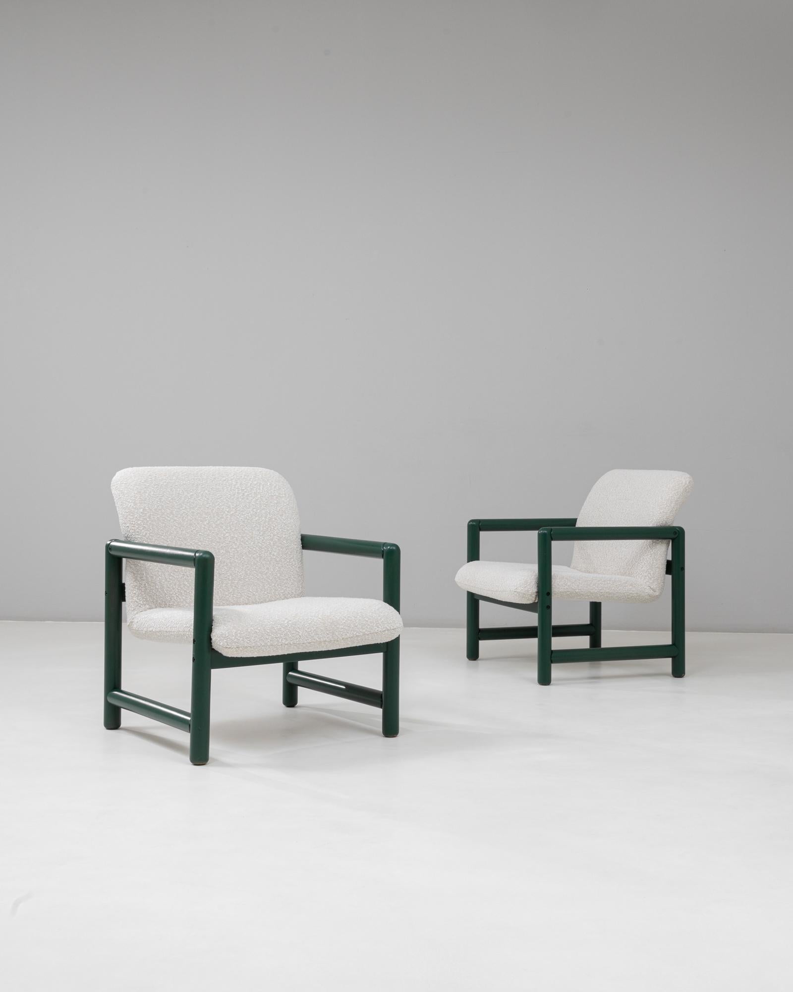 Cette paire de chaises longues tchèques du 20e siècle présente une silhouette moderniste distinctive définie par leurs armatures tubulaires vertes audacieuses et leurs sièges généreusement rembourrés. La construction tubulaire confère à chaque