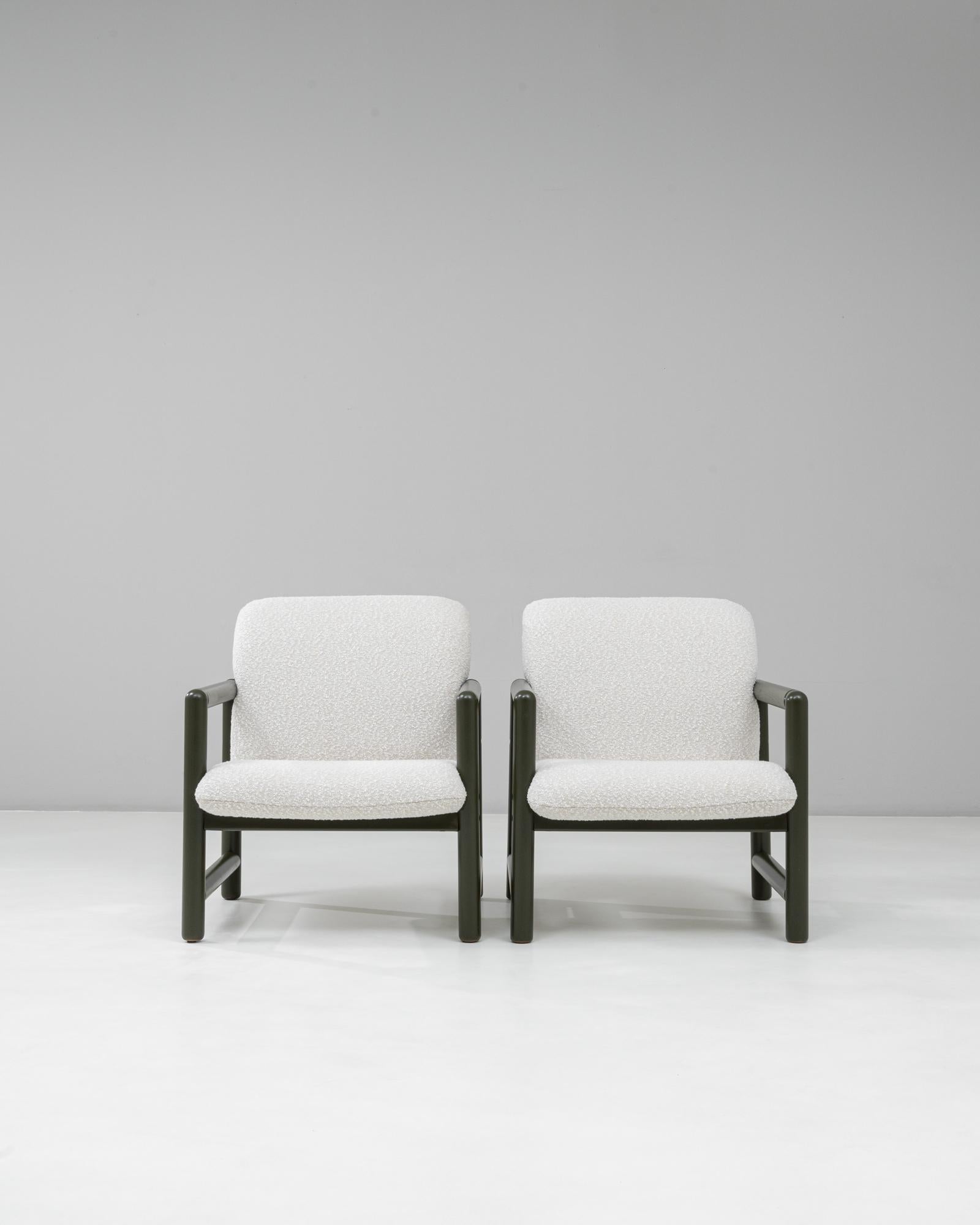 Paar tschechische Loungesessel des 20. Jahrhunderts mit grünen Rohrgestellen (Bouclé) im Angebot