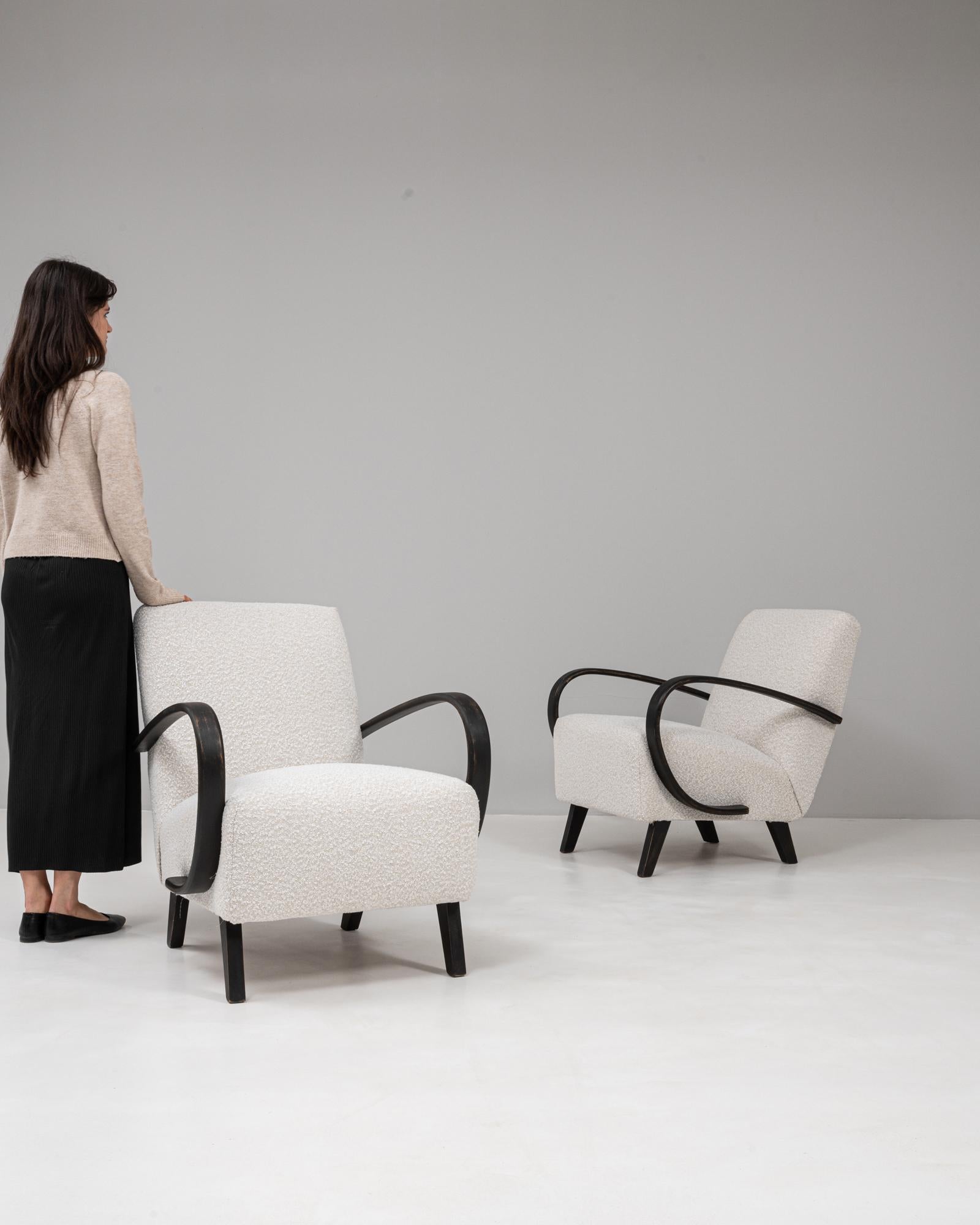 Pareja De Sillones Tapizados MCM Checos Del Siglo XX De J. Halabala Tapicería en venta