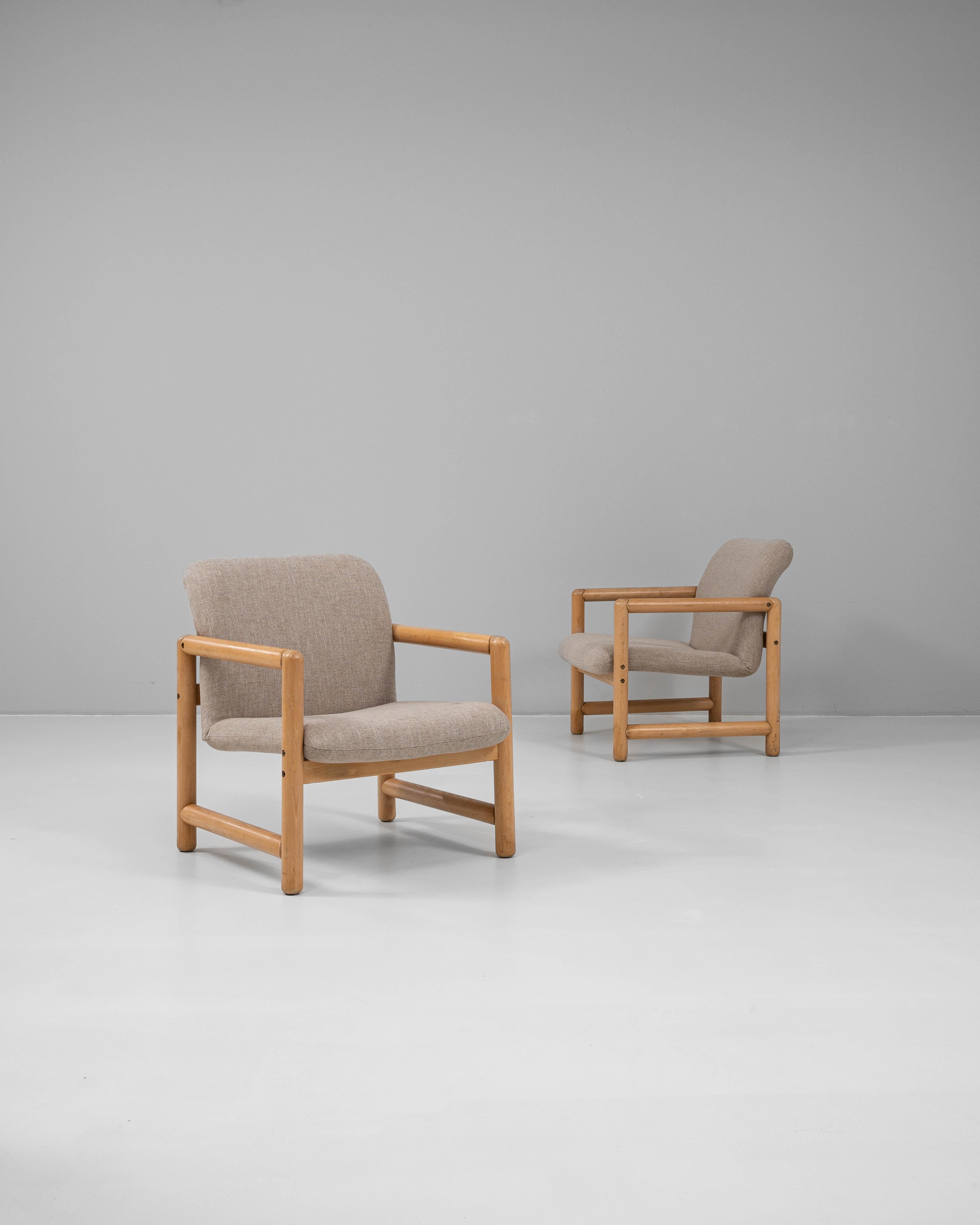Paire de fauteuils rembourrés tchèques du 20e siècle. Ces fauteuils du milieu du siècle présentent des armatures cylindriques en bois de hêtre avec des lignes structurelles épurées qui mettent en évidence l'équilibre entre la forme et la fonction,