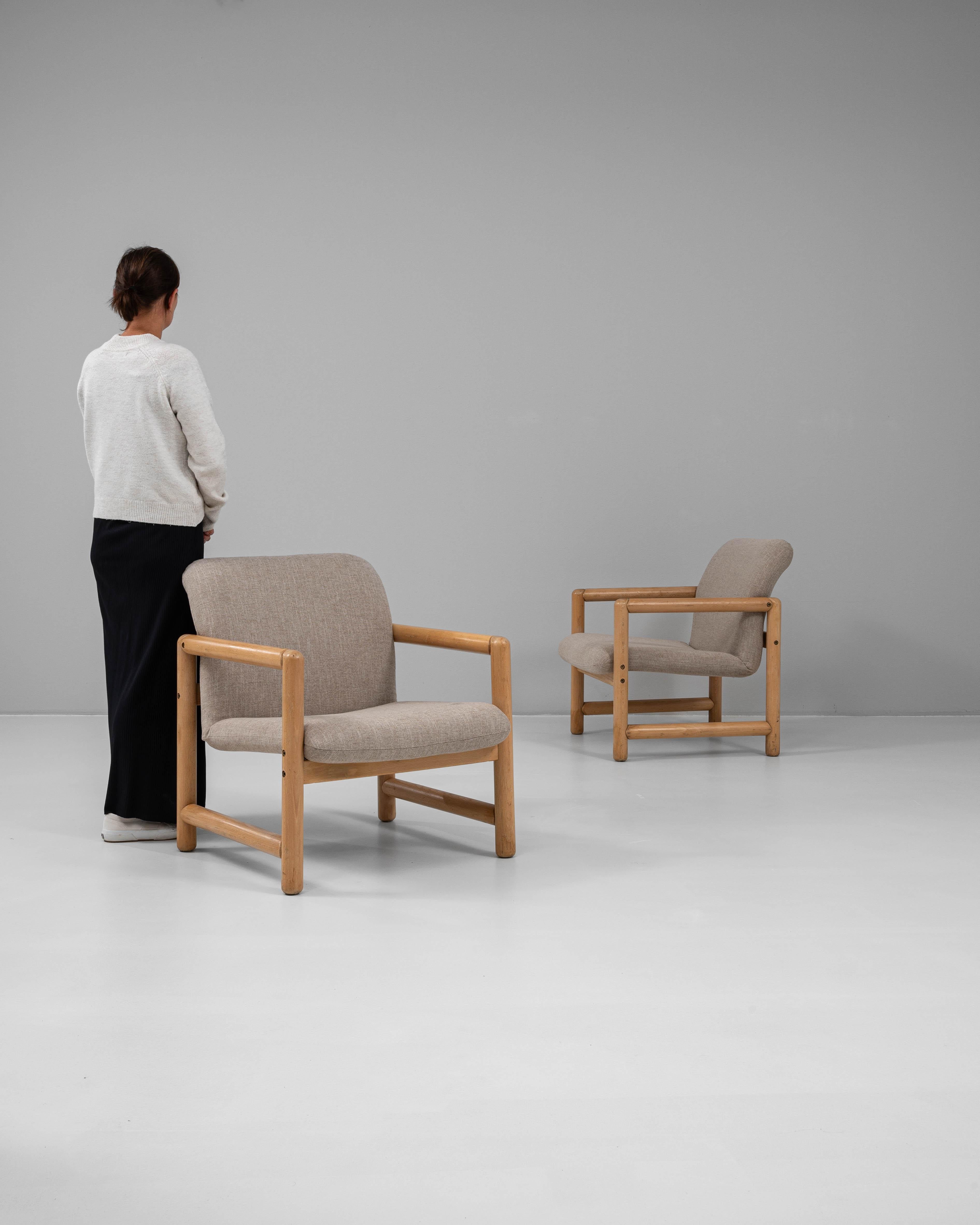 Tchèque Paire de fauteuils tapissés tchèques du 20e siècle en vente