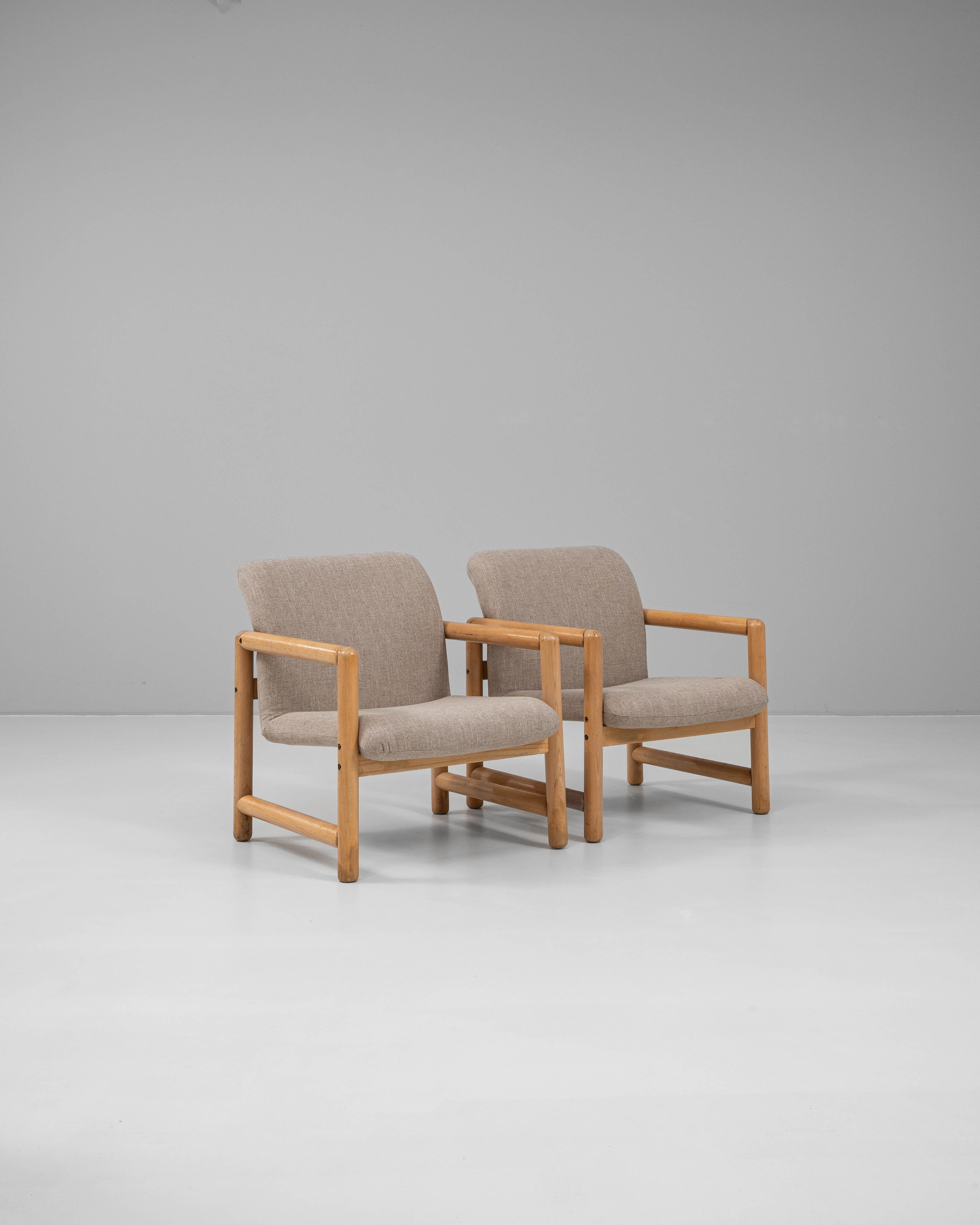 Paire de fauteuils tapissés tchèques du 20e siècle en vente 3