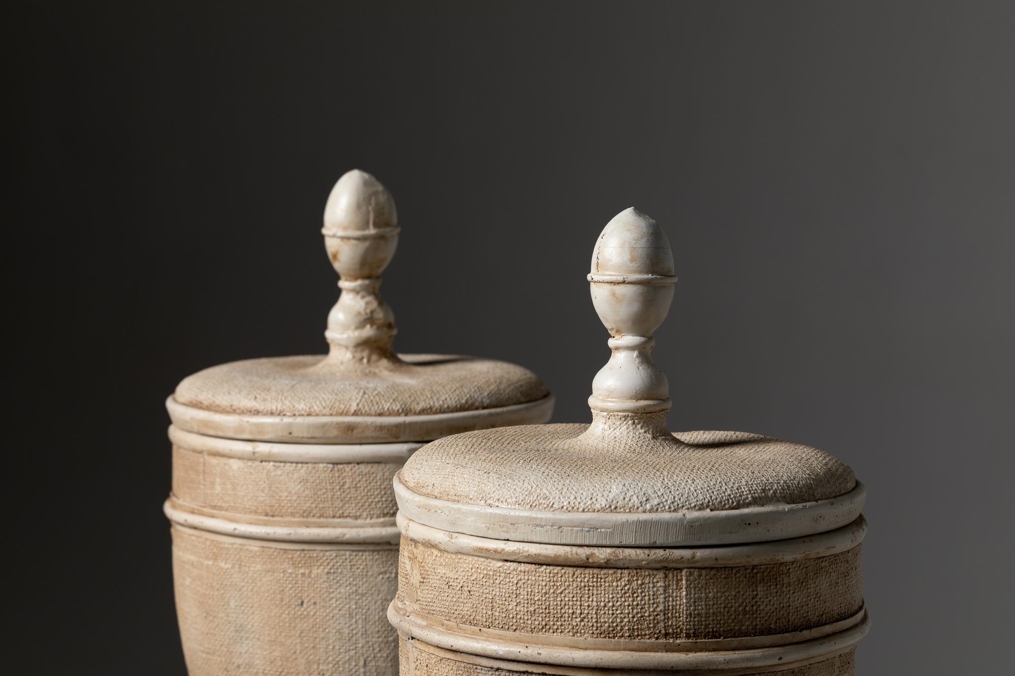 Européen Paire d'urnes décoratives du 20e siècle recouvertes de plâtre en vente