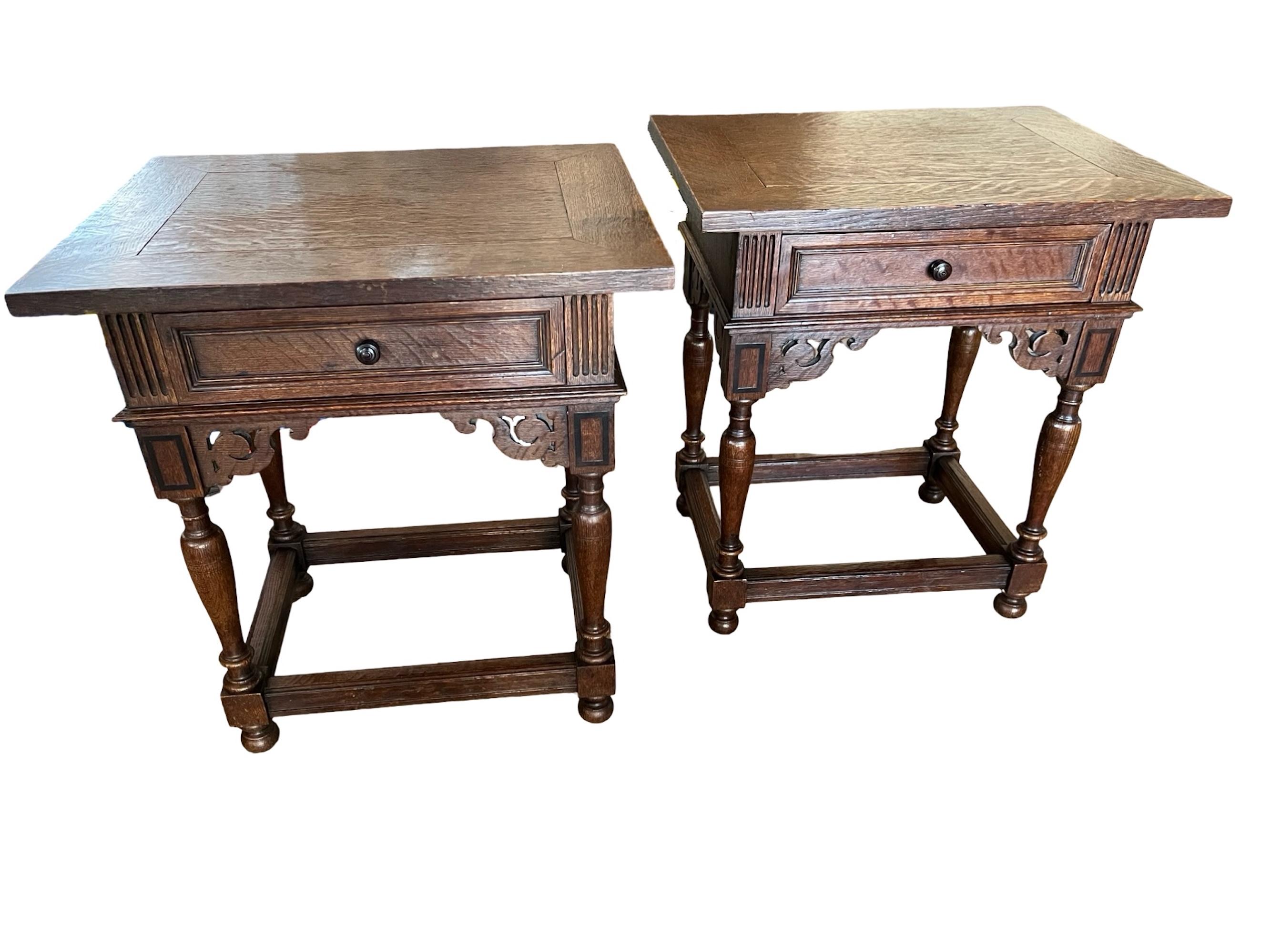 Paire de tables d'appoint en chêne hollandais du 20e siècle en vente 4